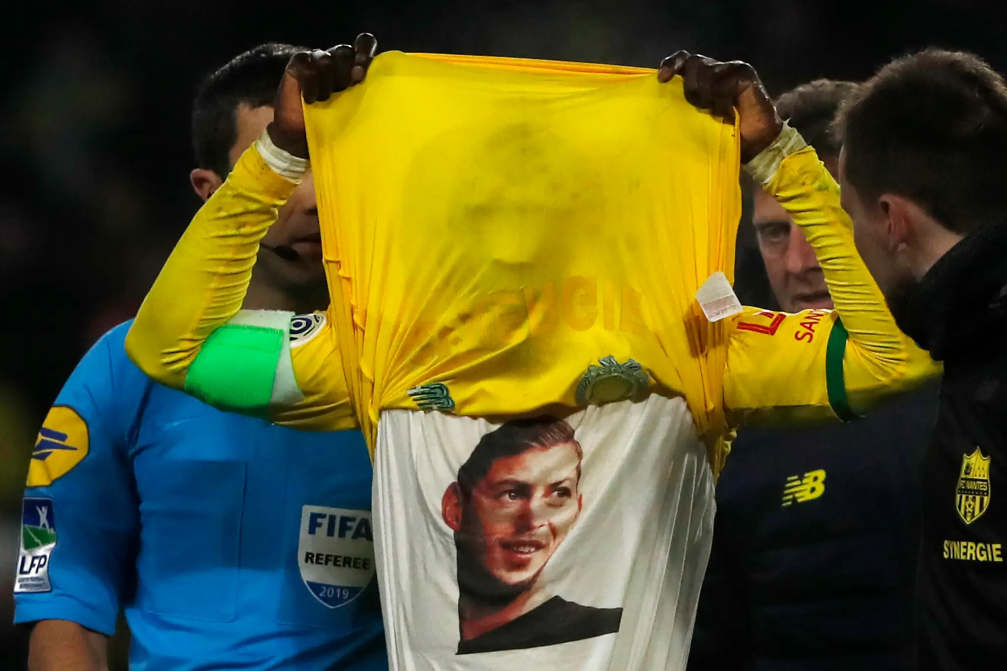Abdoulaye Touré z Nantes si tričkom uctil pamiatku zmiznutého exhráča klubu Emiliana Salu v zápase so Saint-Étienne.