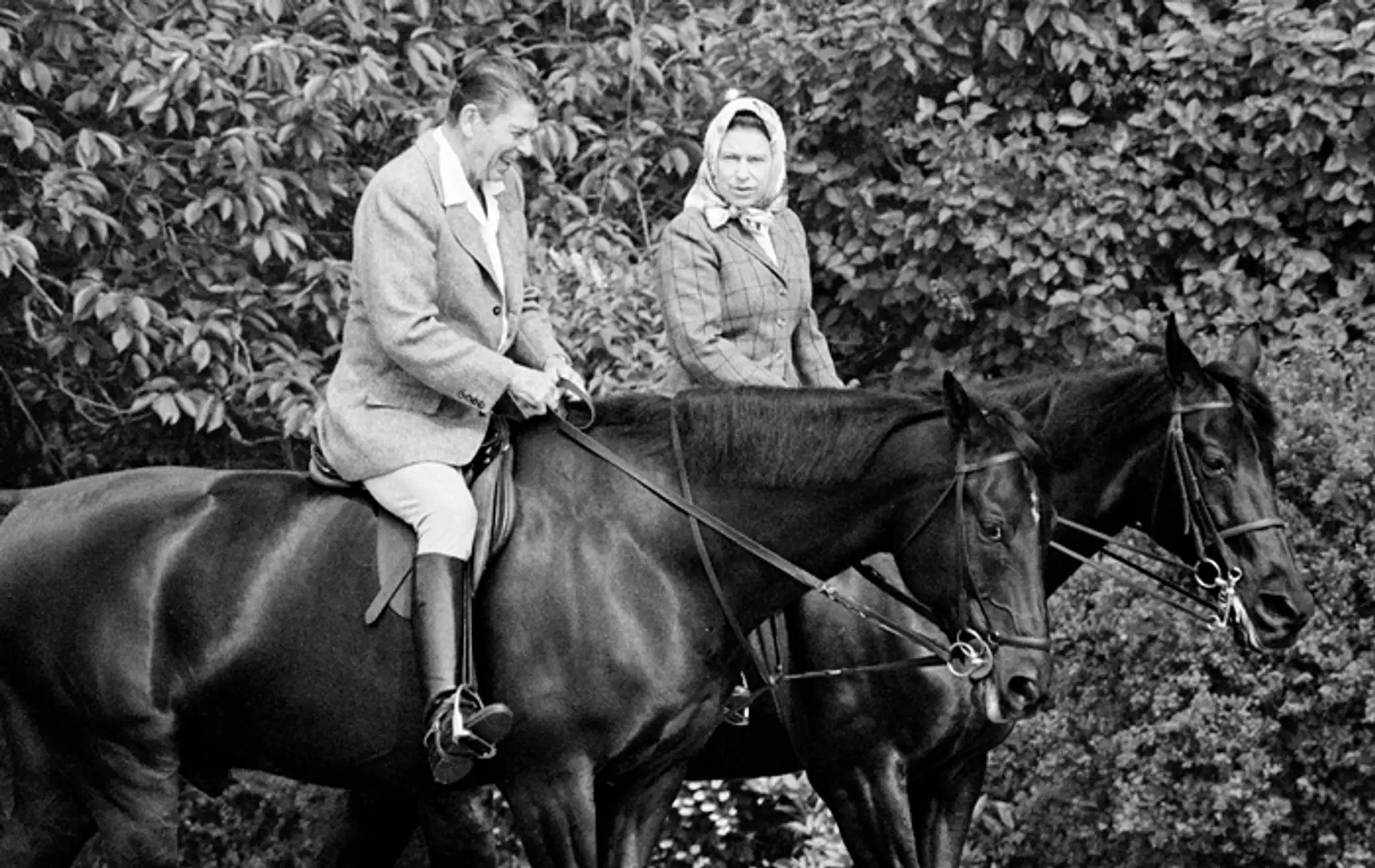 Prezident USA Ronald Reagan a britská kráľovná Alžbeta II. na snímke z 8. júna 1982 jazdia vo Windsore.