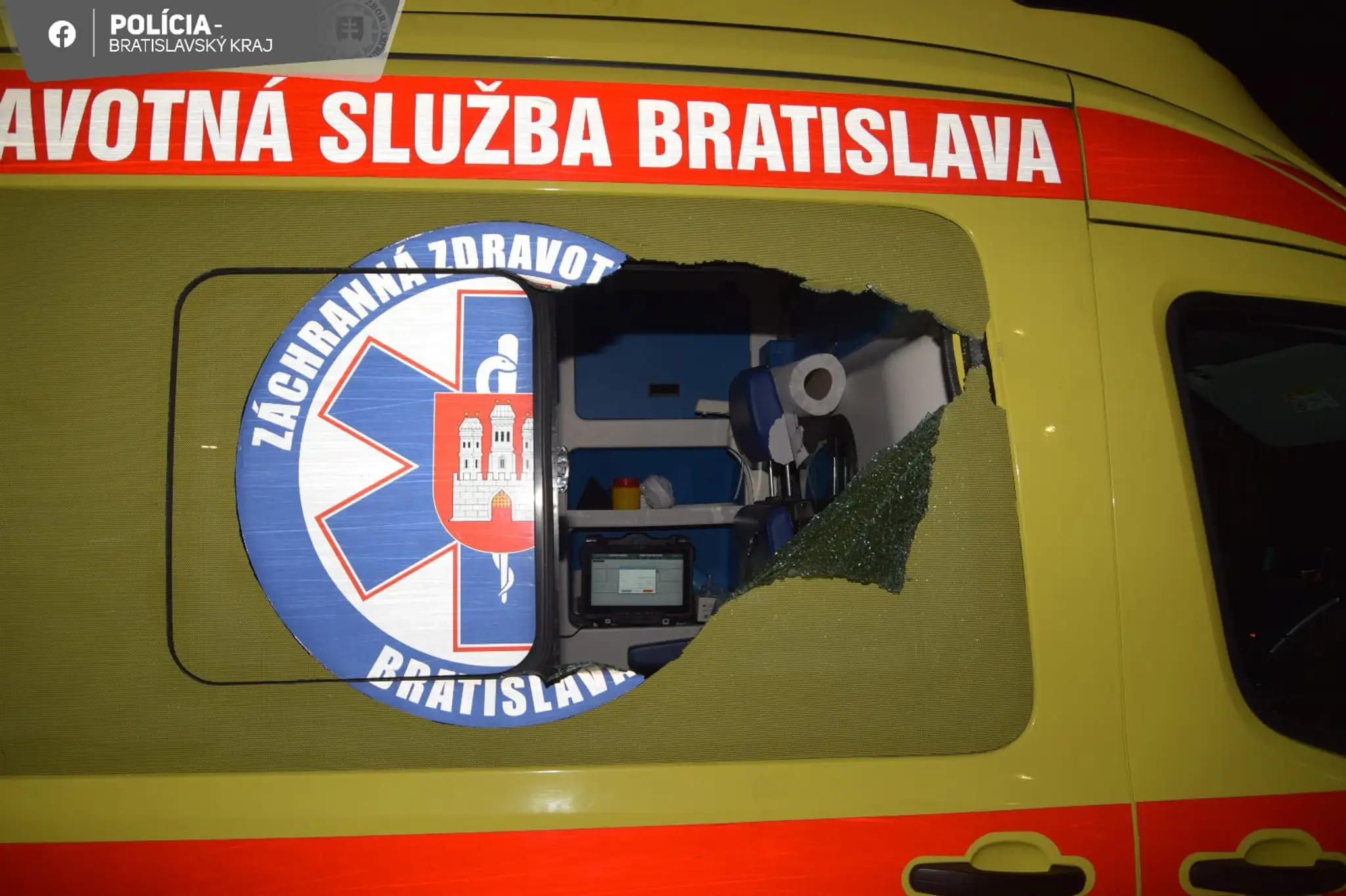 Poškodené sklenená výplň na dverách sanitky, do ktorej muž z Brezna hodil bezdôvodne kameň.