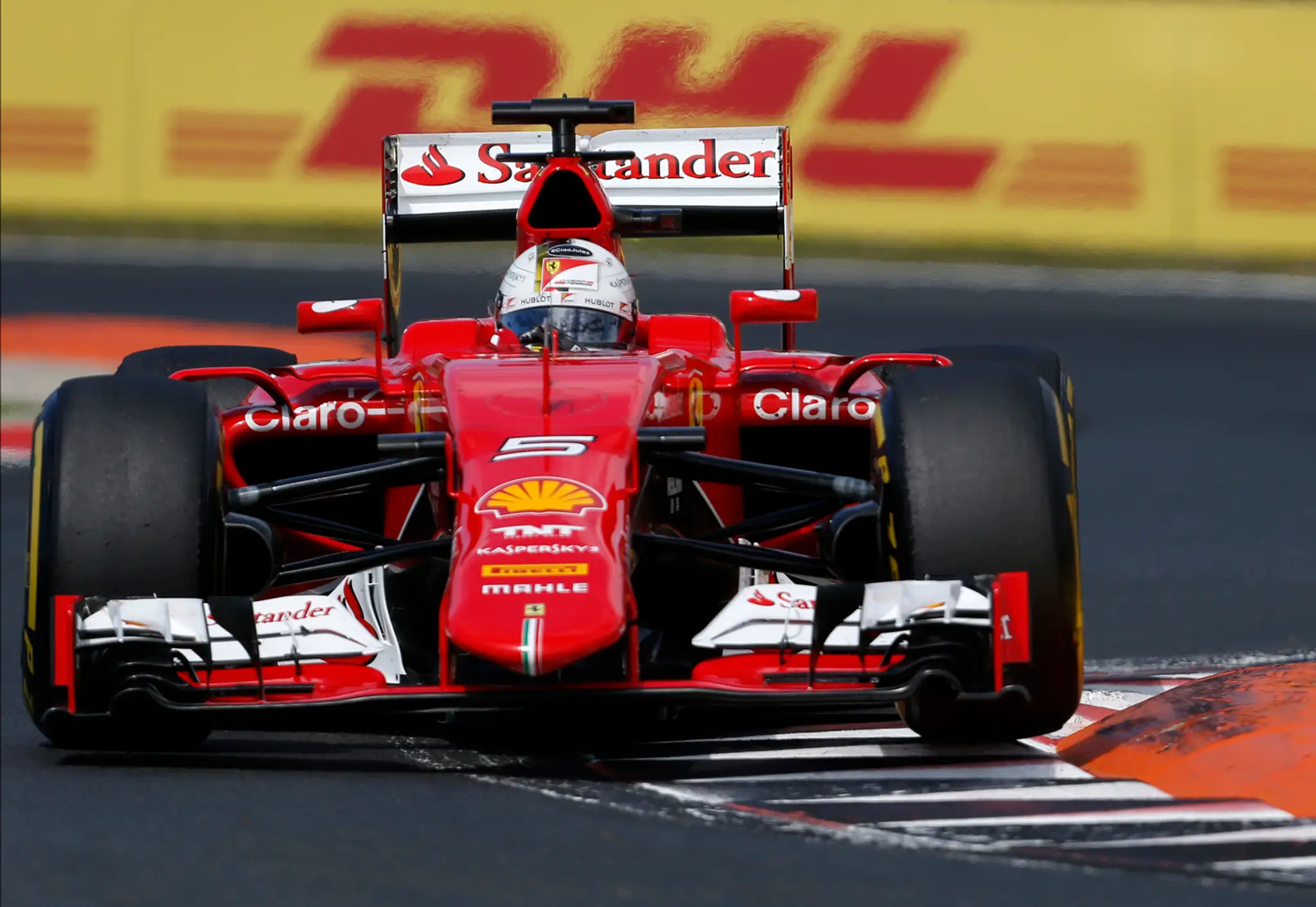 Sebastian Vettel pred seba po vynikajúcom štarte už nikoho nepustil.