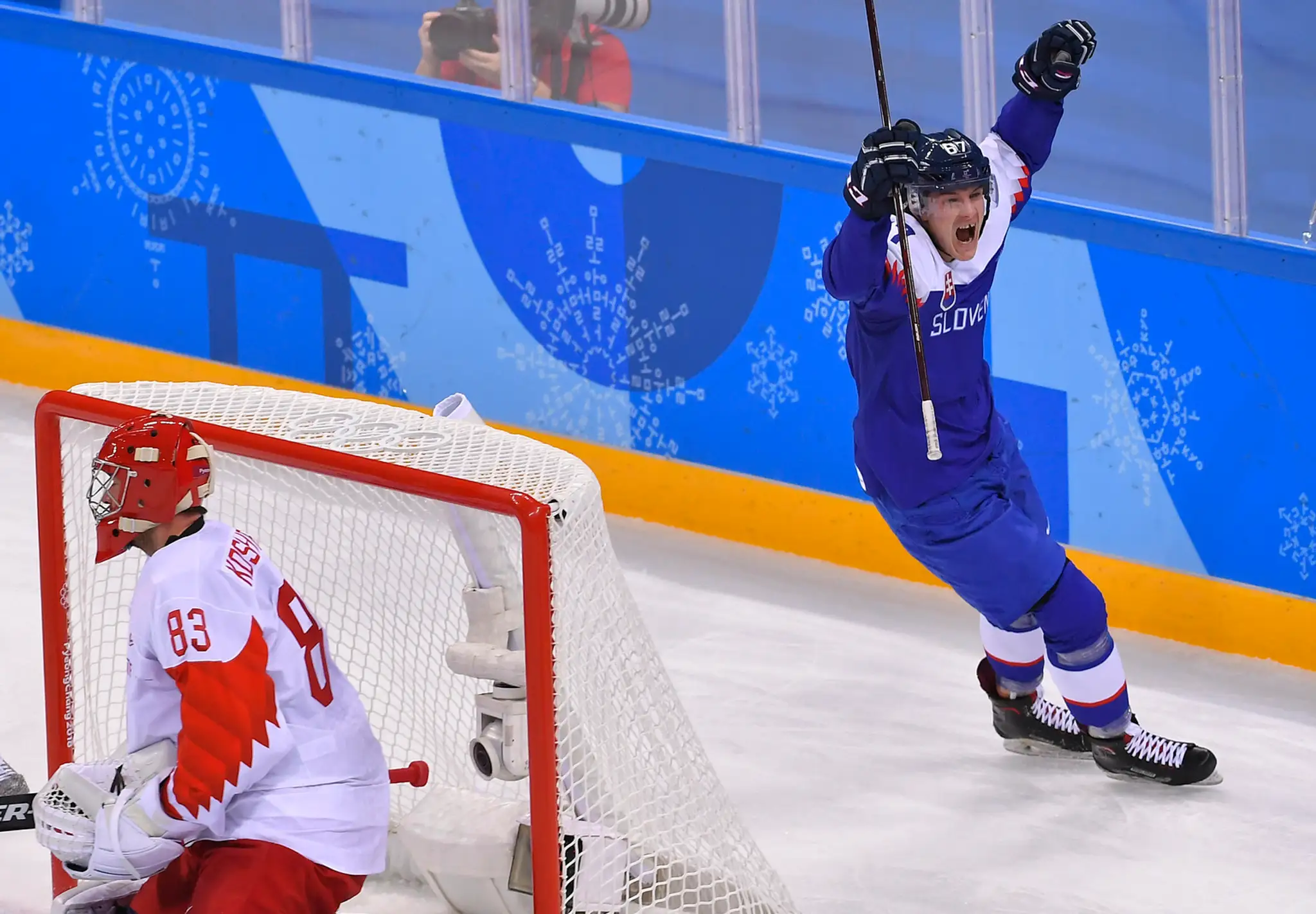 Peter Ölvecký (v strede) jasá po góle Slovenska proti Olympionikom z Ruska v dueli ZOH 2018.