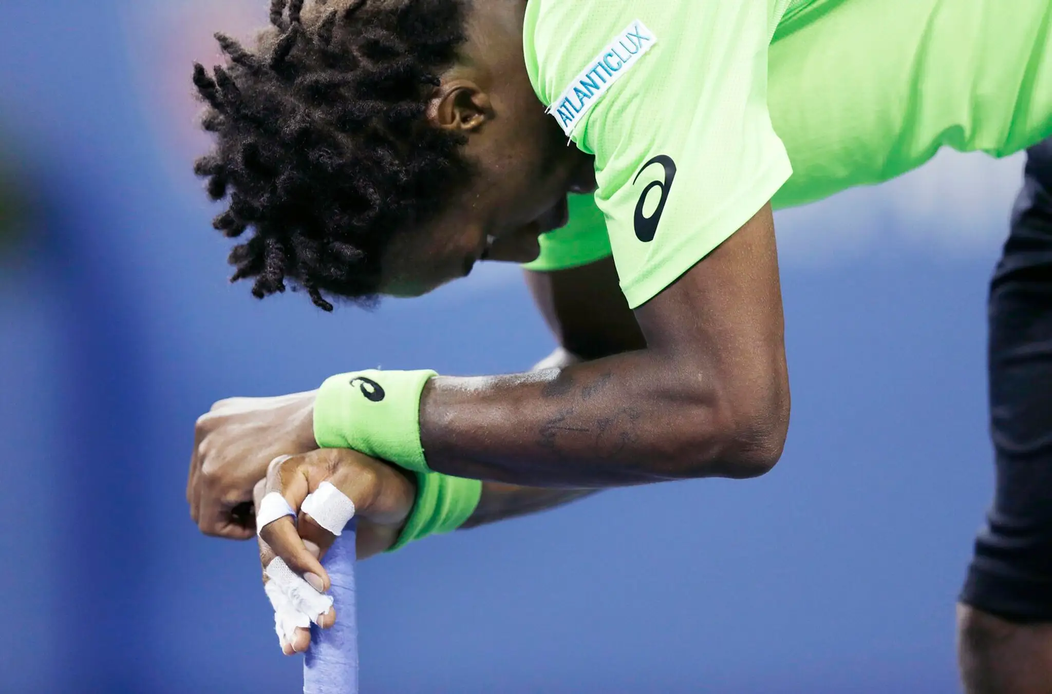 Zlomený Gael Monfils neskrýval po premrhanom náskoku sklamanie. 