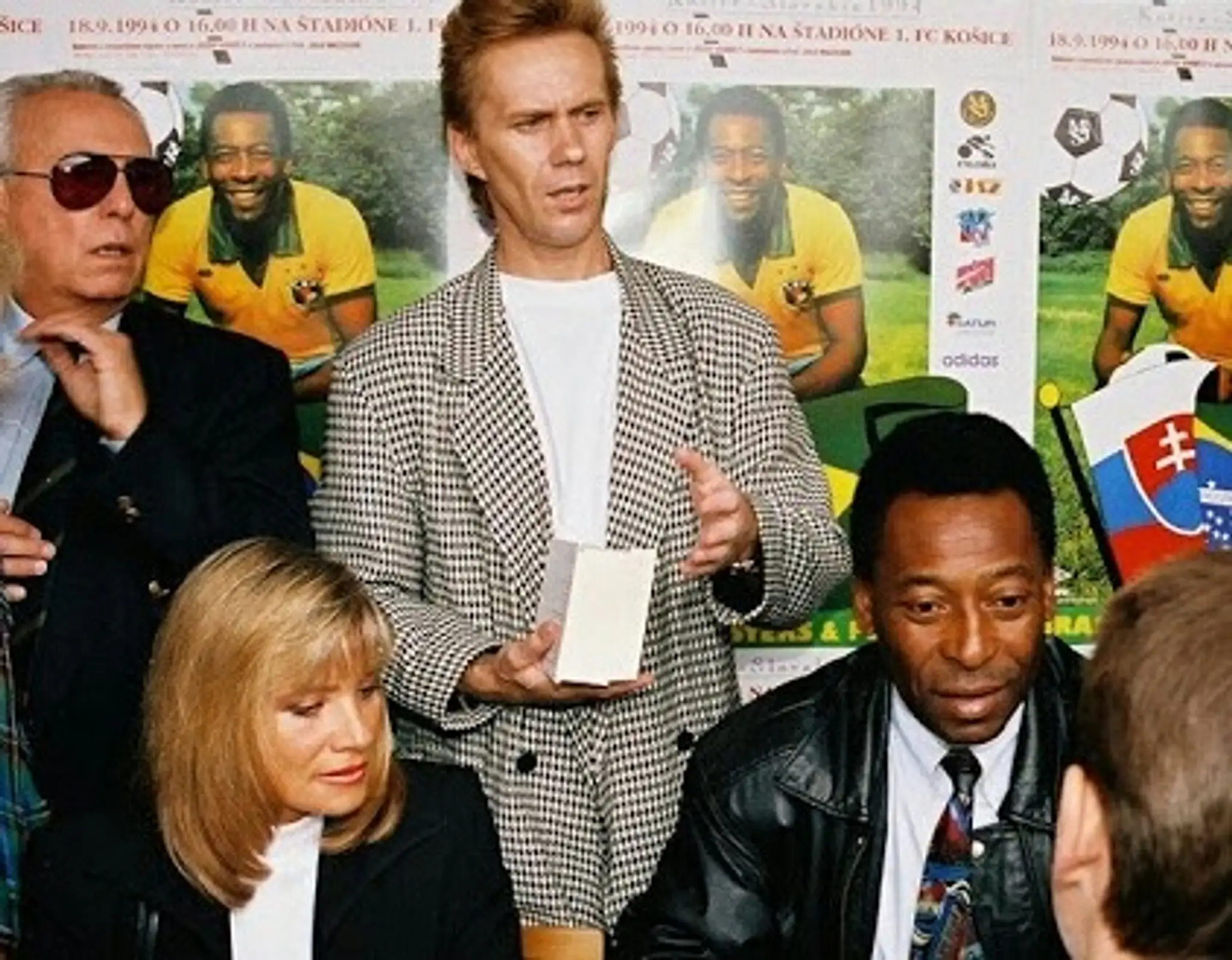 Kráľ Pelé v spoločnosti Joea Borbélya (v strede) na košickej autogramiáde, kde trojnásobný majster sveta "požehnal" Milana Lalkoviča.
