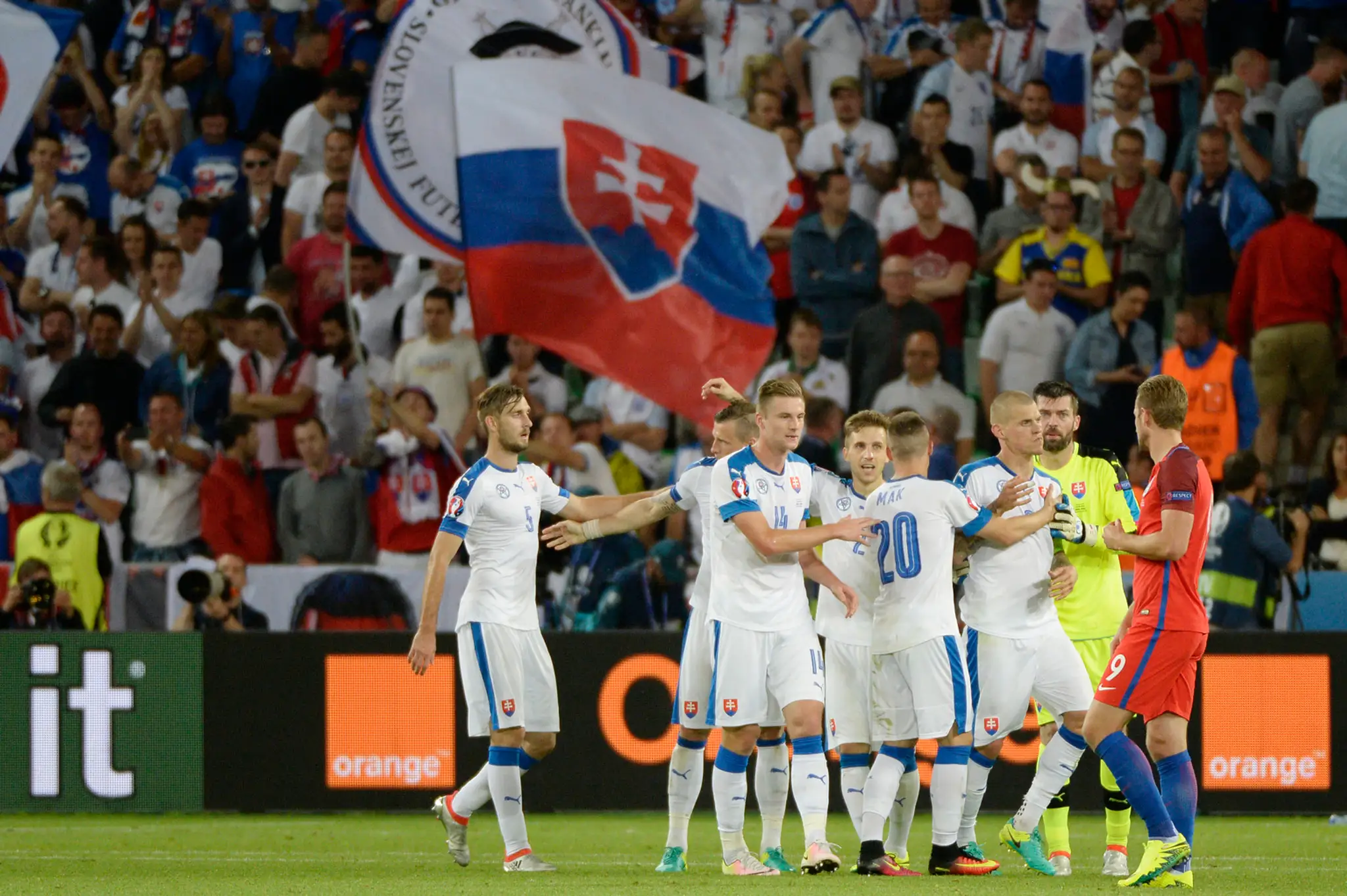 Zľava Norbert Gyömbér, Ján Ďurica, Milan Škriniar, Peter Pekarík, Róbert Mak, Martin Škrtel a Matúš Kozáčik