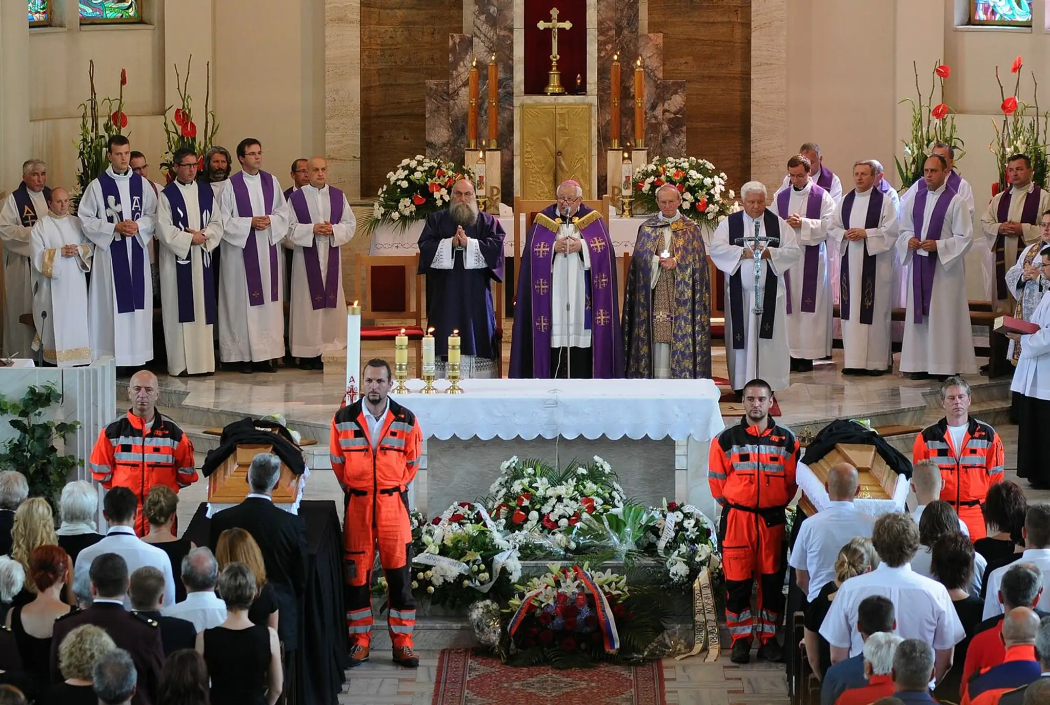 Na snímke pohľad na rozlúčku s obeťami havárie vrtuľníka v Konkatedrále Sedembolestnej Panny Márie v Poprade