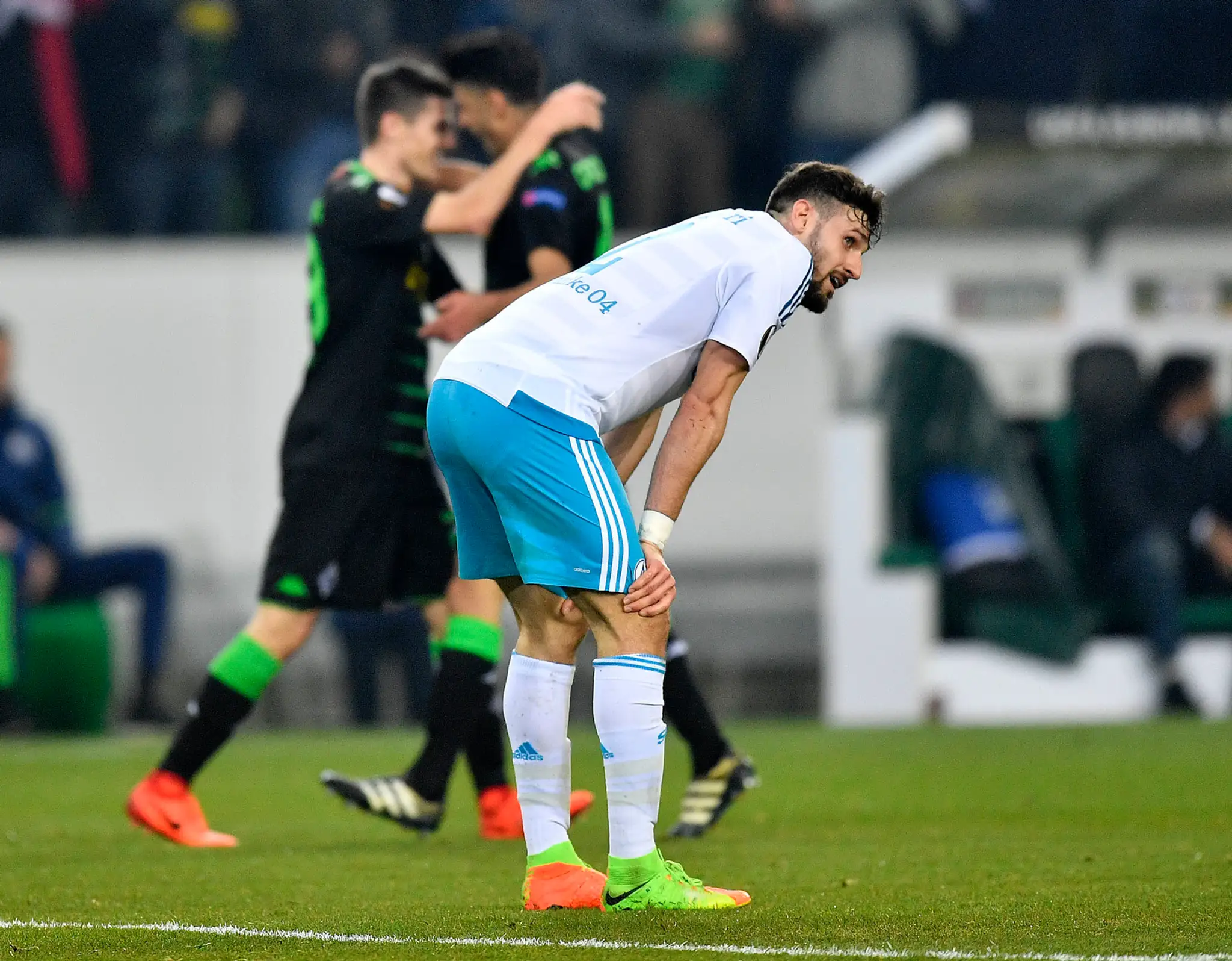 Sklamaný Daniel Caligiuri zo Schalke po inkasovanom góle v odvete osemfinále EL proti Borussii Mönchengladbach.