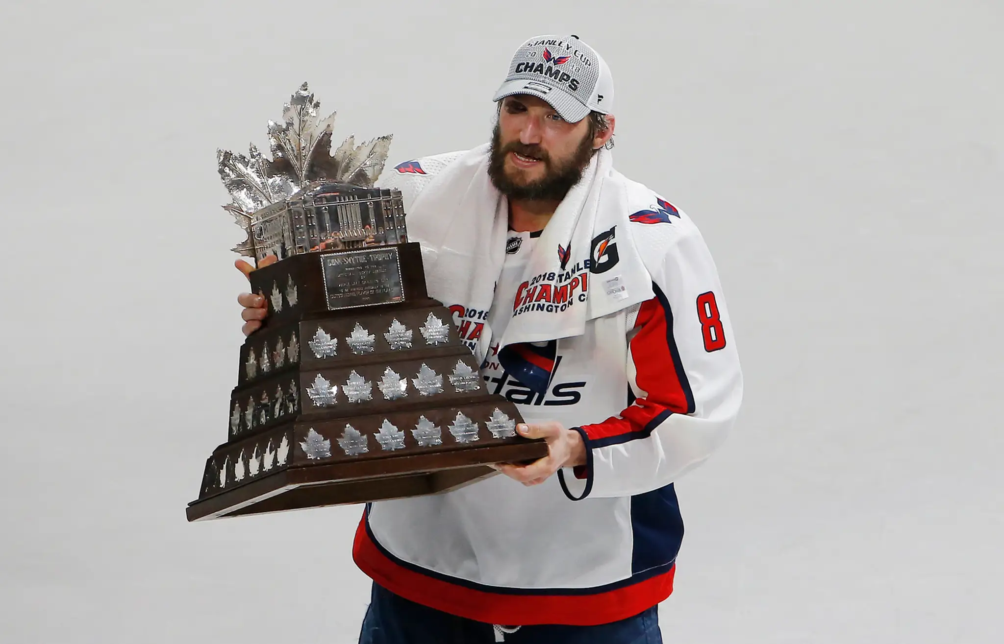 Alexander Ovečkin s Conn Smythe Trophy po finále Stanley Cupu 2017/2018.