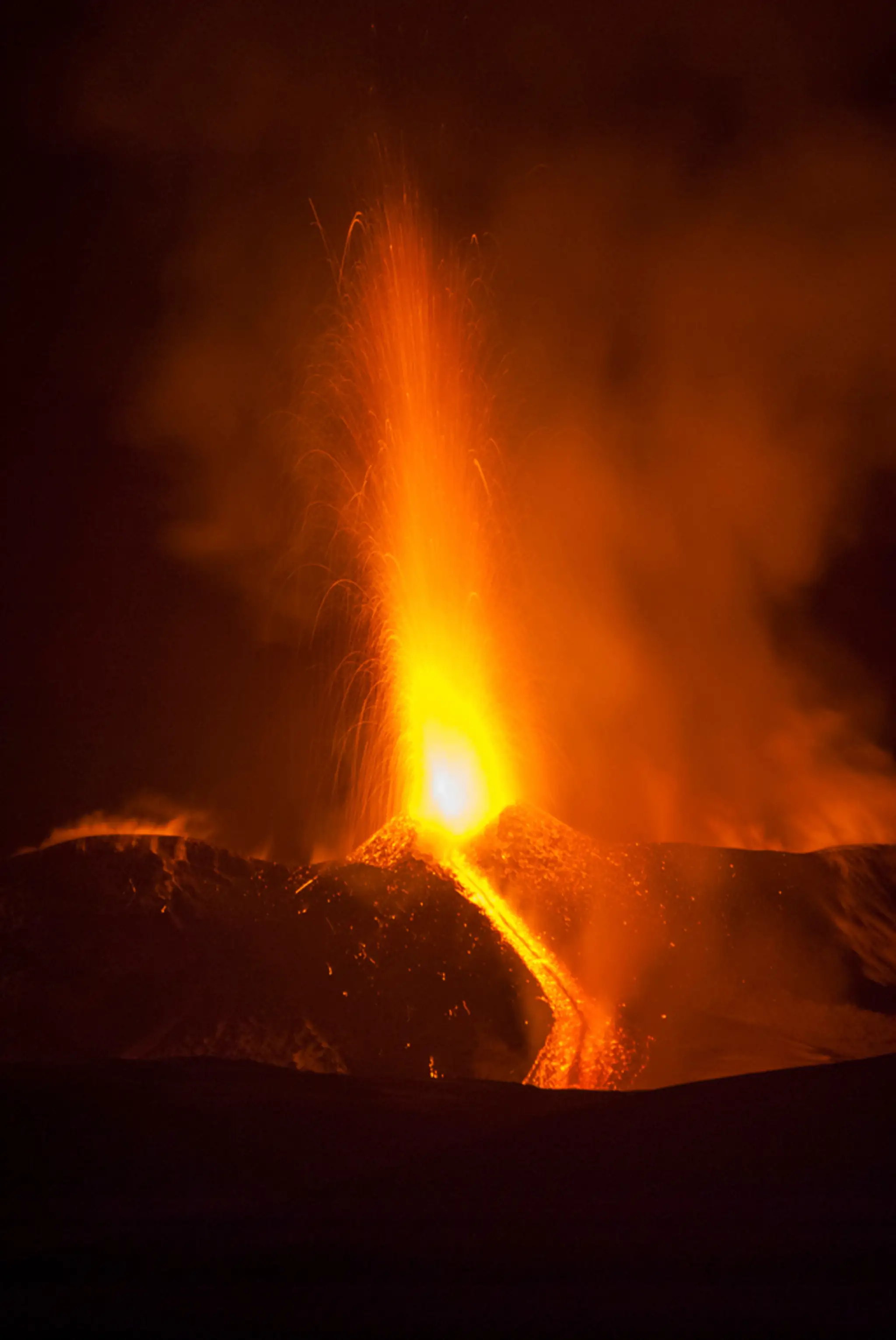Pohľad na sicílsku sopku Etna, ktorá začala chrliť lávu.