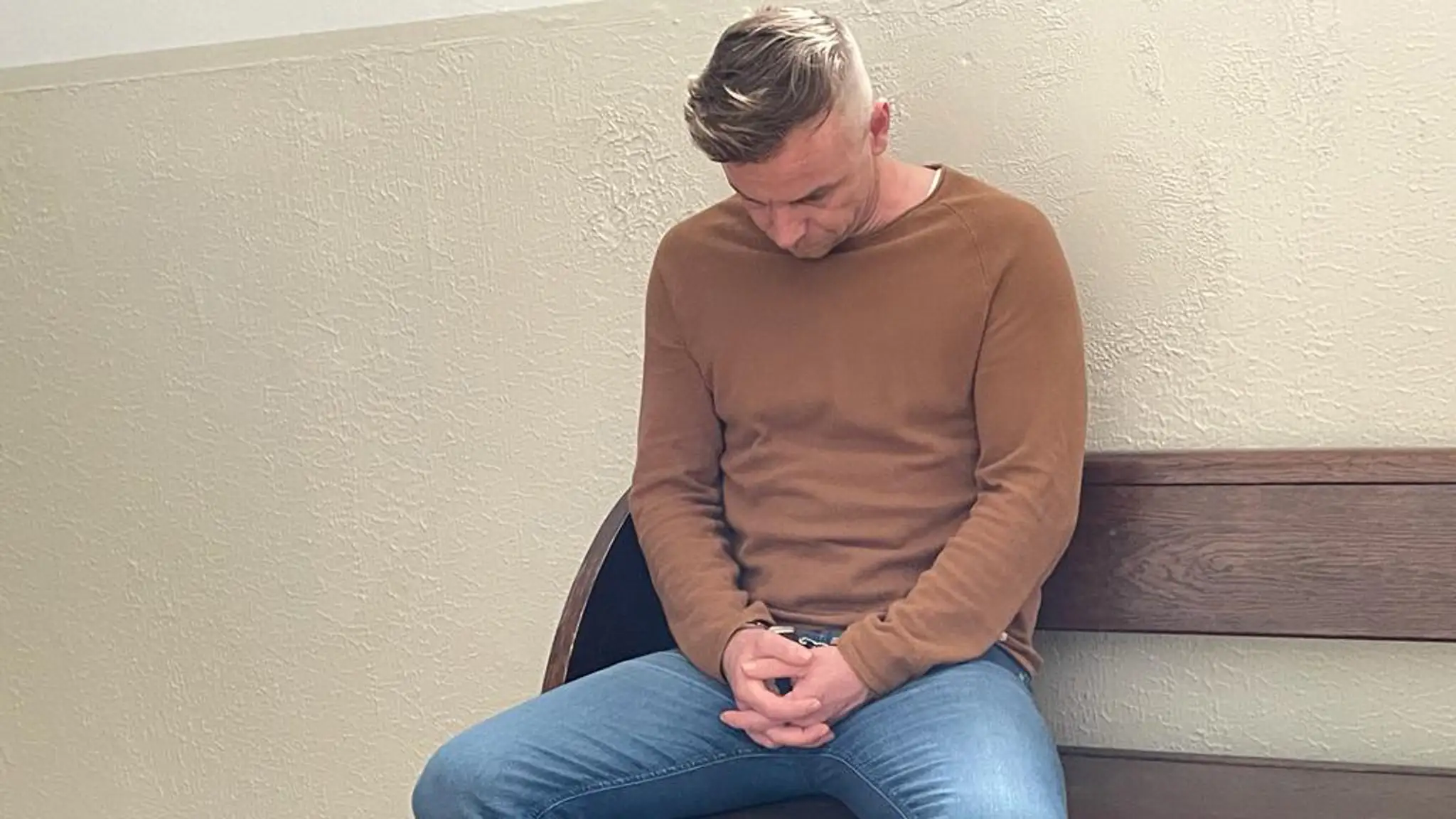 Na snímke je so zvesenou hlavou Holanďan Gerrit Kramer, ktorý je podozrivý z vraždy Slovenky. 