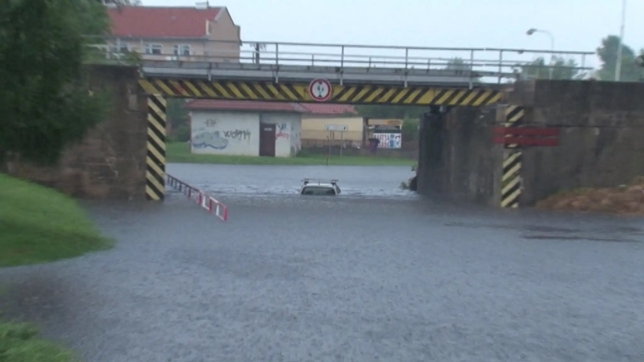 Tento záber zakliesneného auta obehol celé Slovensko.