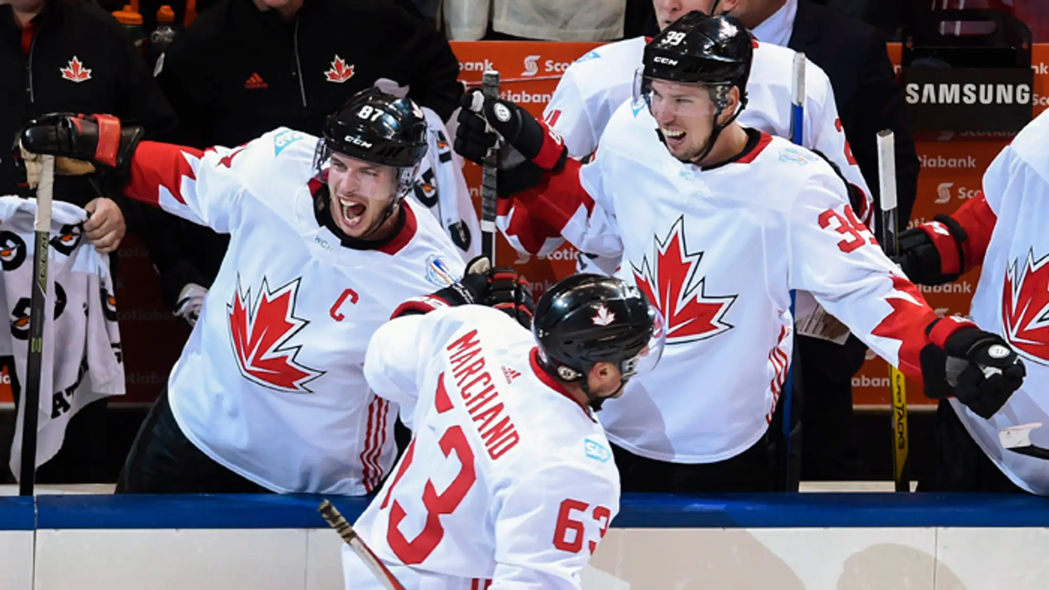 Brad Marchand oslavuje víťazný gól na striedačke s kapitánom Sidney Crosbym (87) a Loganom Coutureom. 