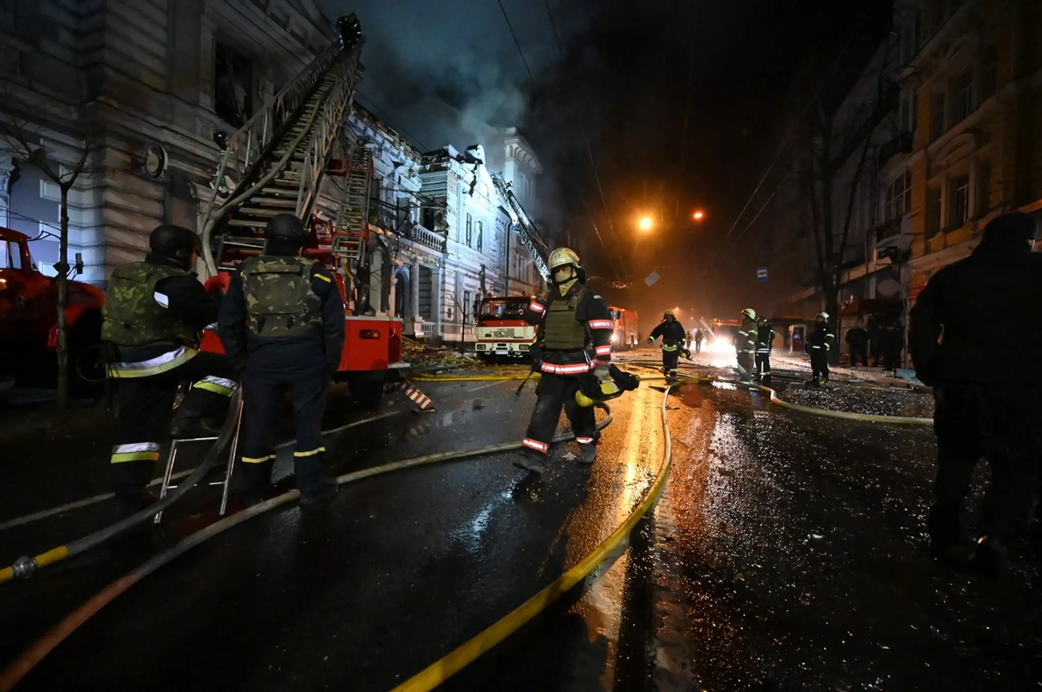 Hasiči v Charkove zasahujú po ruskom ostreľovaní.