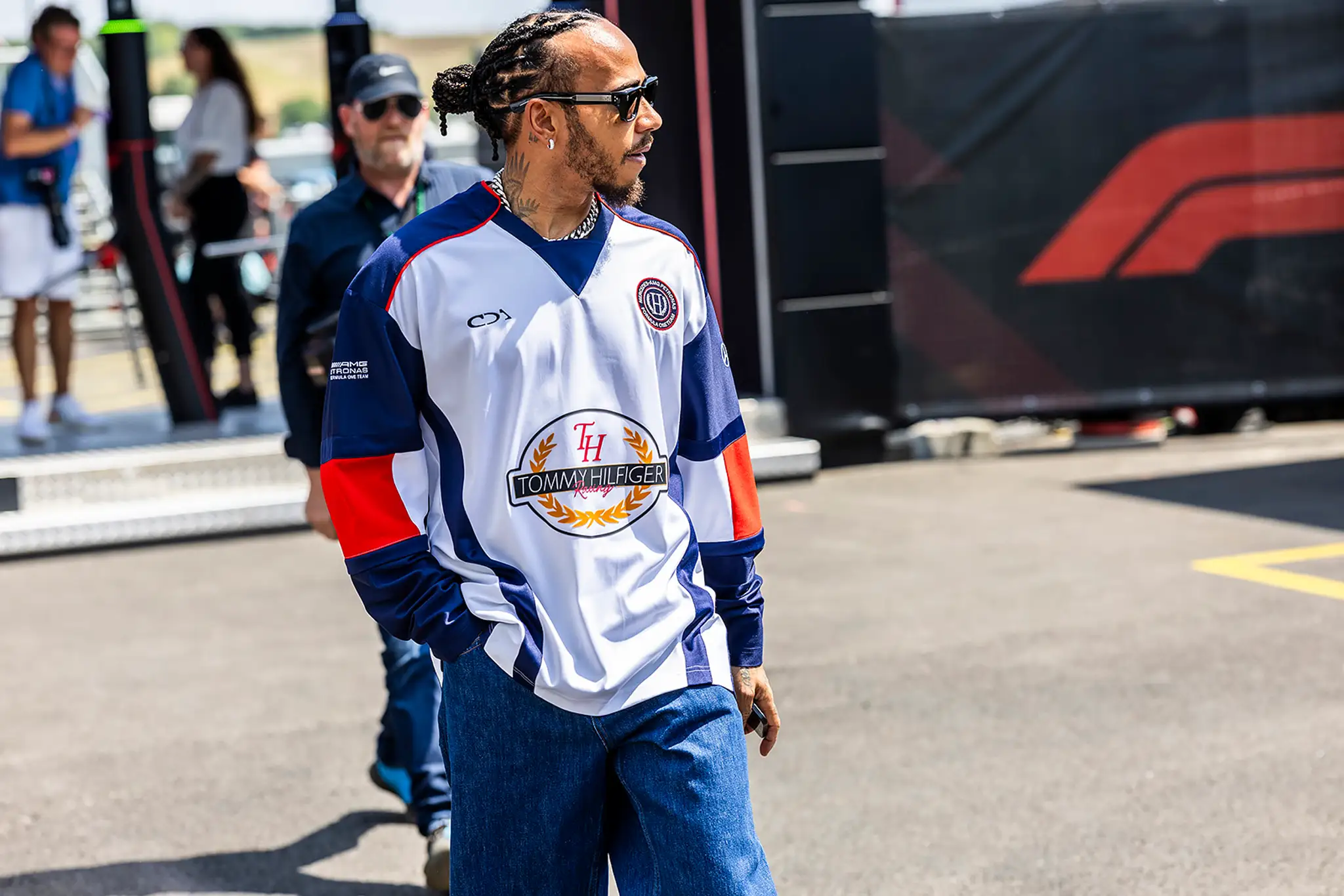 Pilot Mercedesu Lewis Hamilton prišiel štýlovo oblečený.