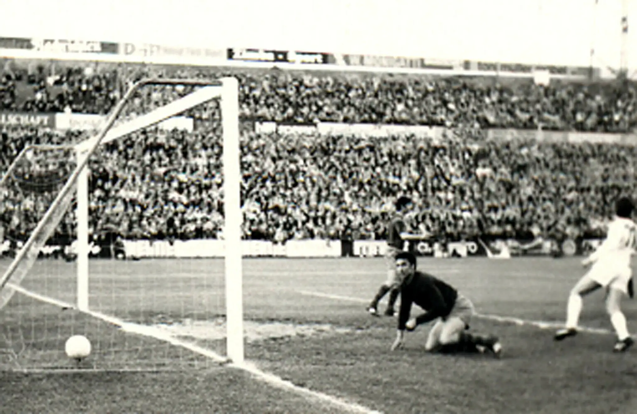 Momentka z finále PVP 1969 medzi Slovanom a Barcelonou, prvý gól v sieti brankára Barcelony Sadurniho. Autorom gólu bol Ľudovít 