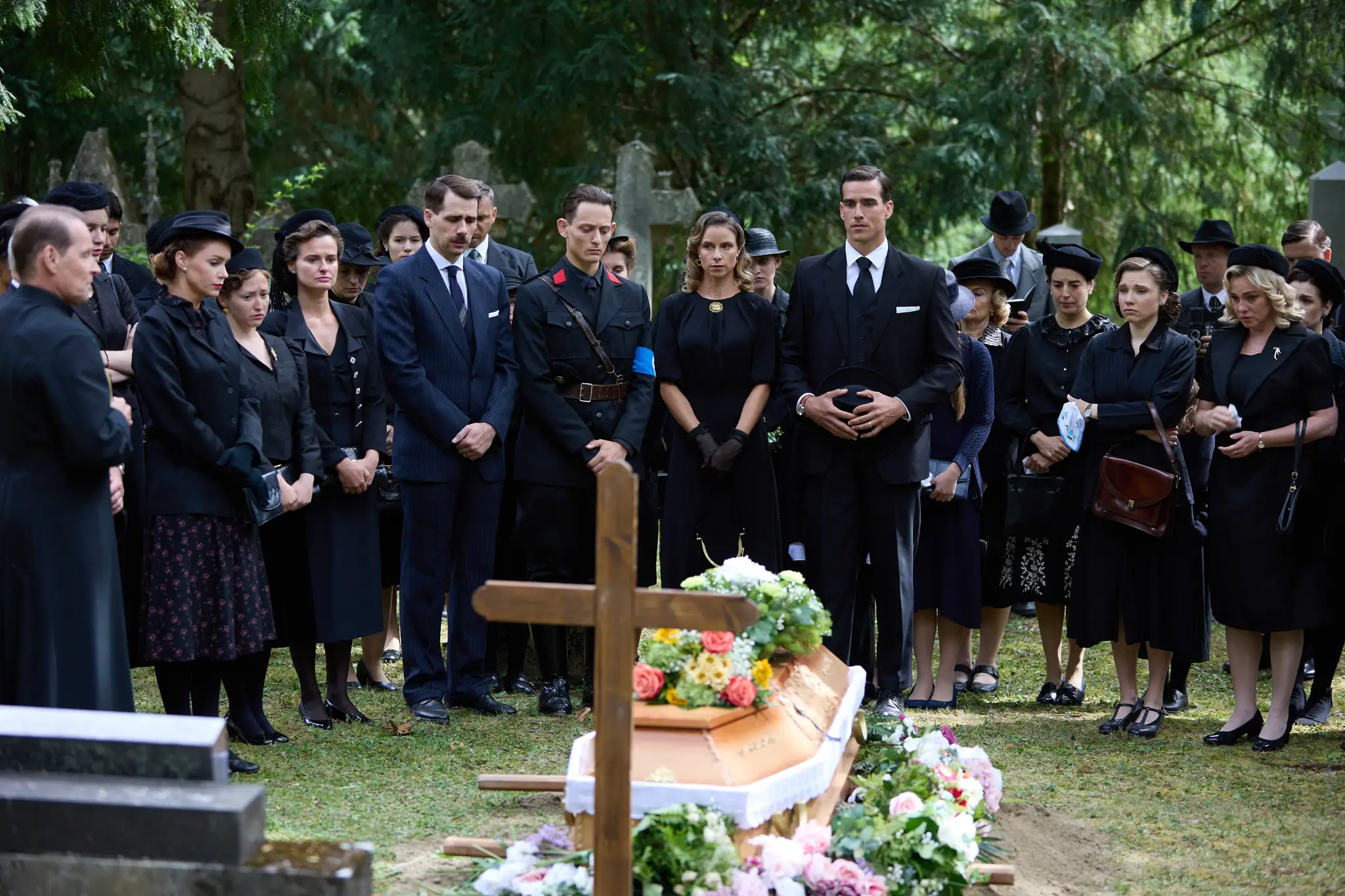 Filip Šebesta, Martin Klinčúch, Nela Pocisková, Adam Bardy, Lesana Krausková a Monika Hilmerová v seriáli Dunaj, k vašim službám