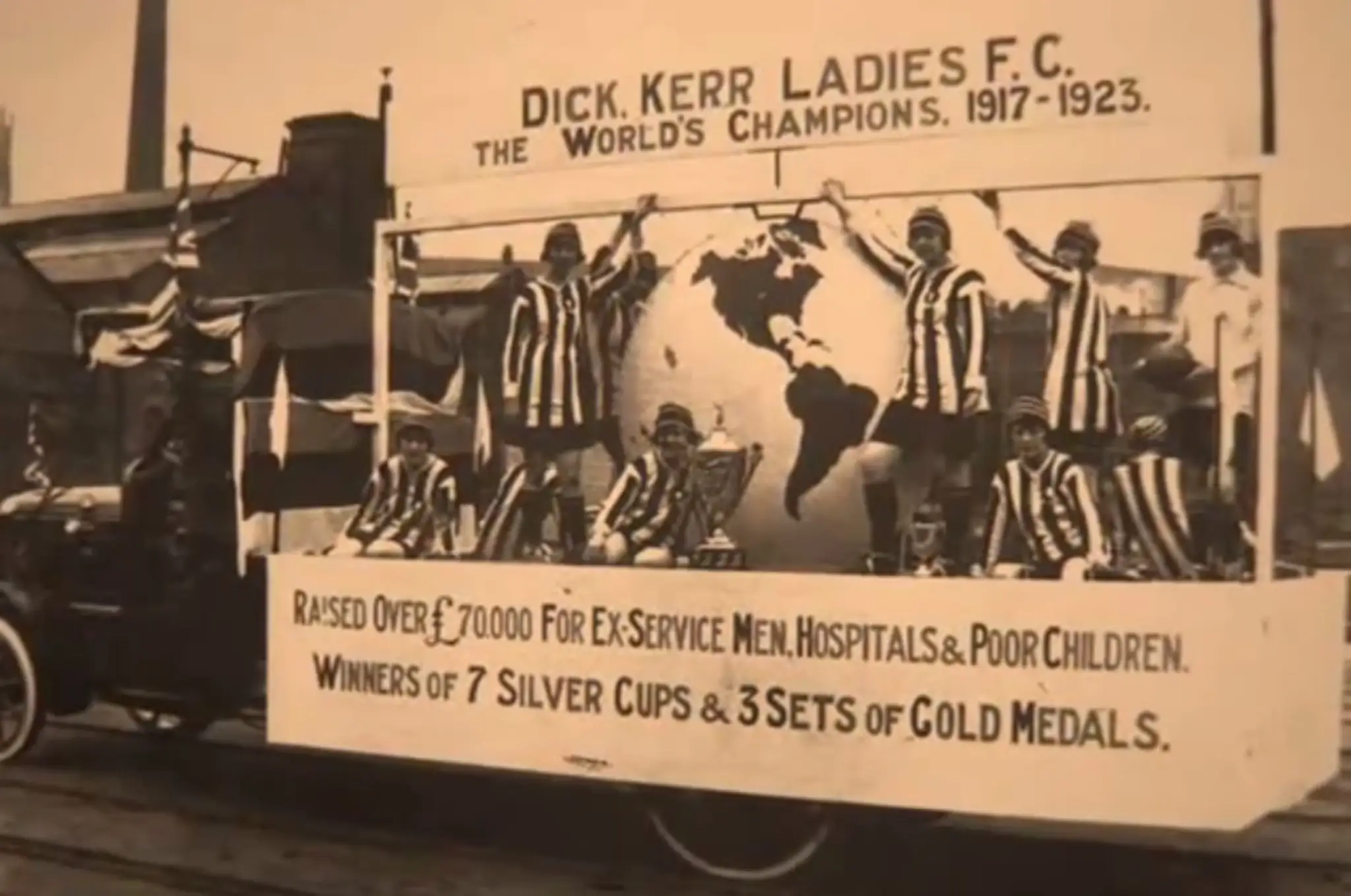 Dick Kerr Ladies FC - jeden z prvých ženských futbalových klubov..jpg