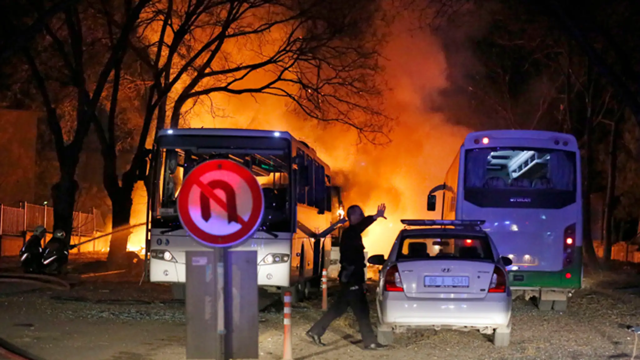 deGj.policajti_cistia_miesto_po_vybuchu_armadneho_konvoja_v_ankare_.jpg