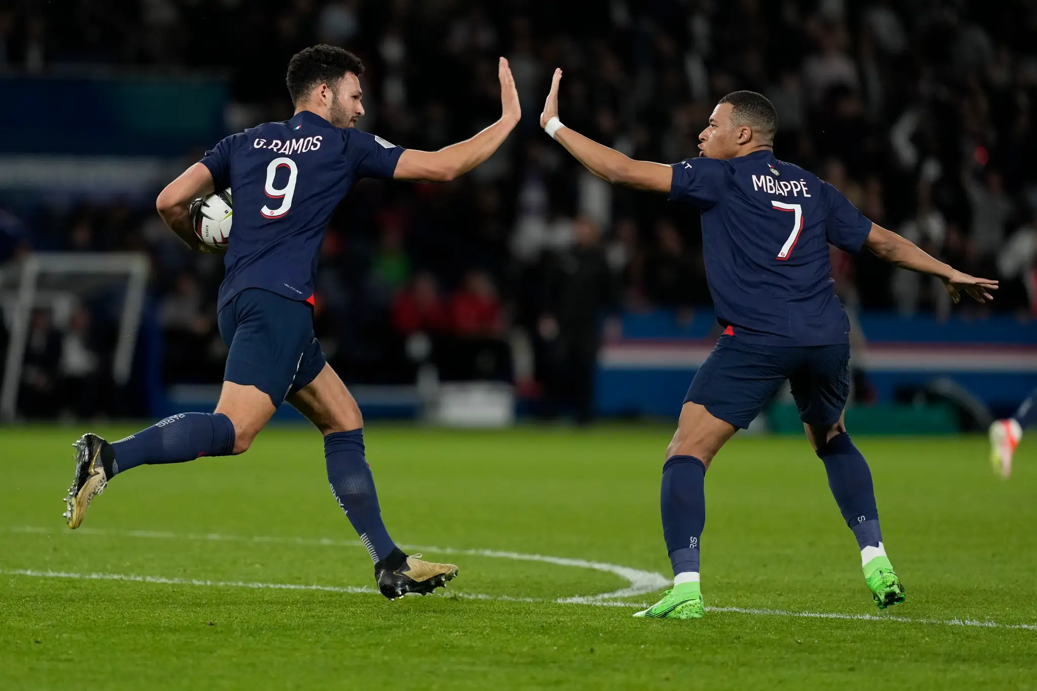 Hráči PSG Goncalo Ramos (vľavo) a Kylian Mbappe sa tešia z gólu.