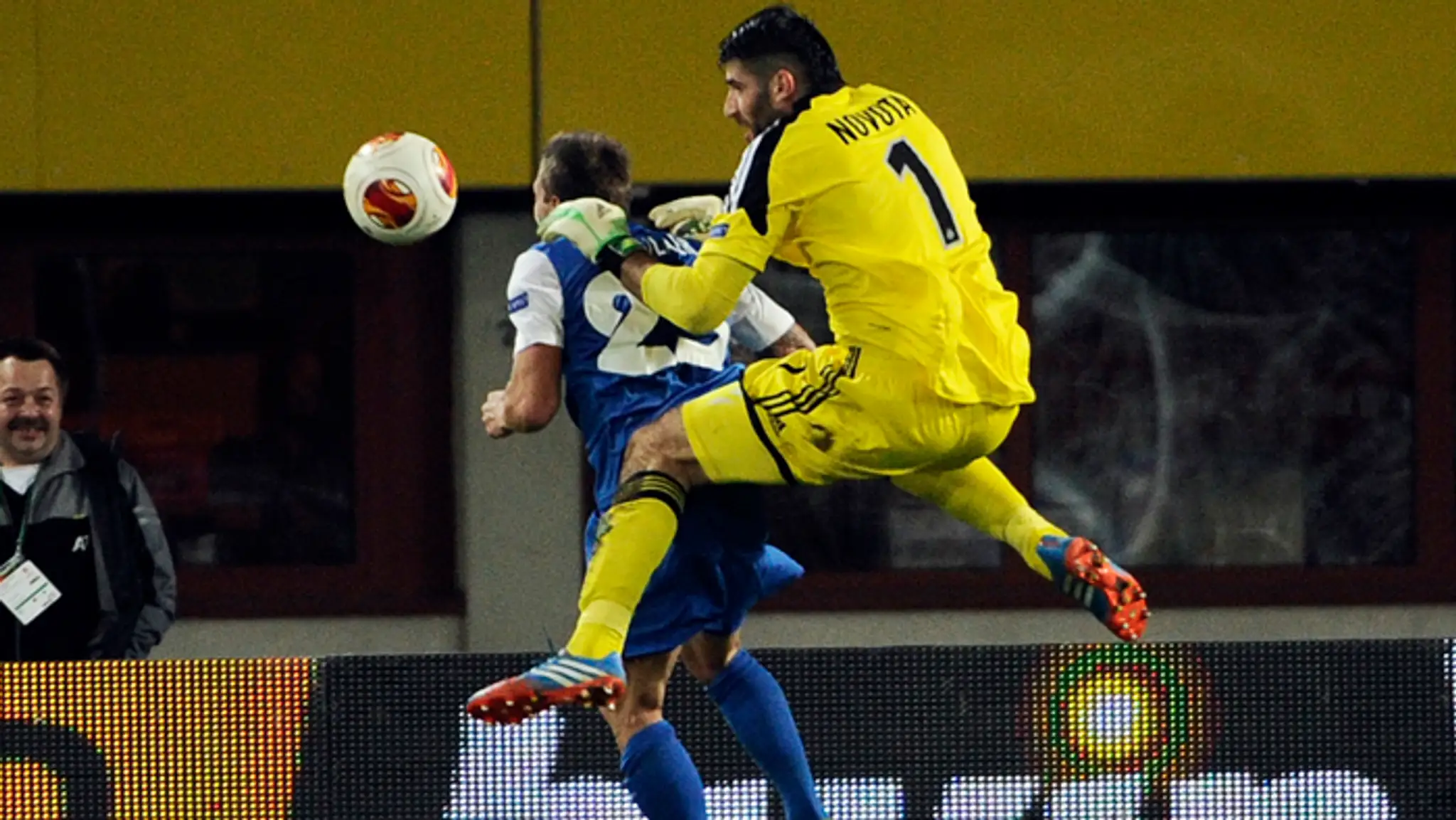 Slovenský brankár Ján Novota (vpravo) z Rapidu Viedeň a Benjamin De Ceulaer z KRC Genk na archívnej snímke.