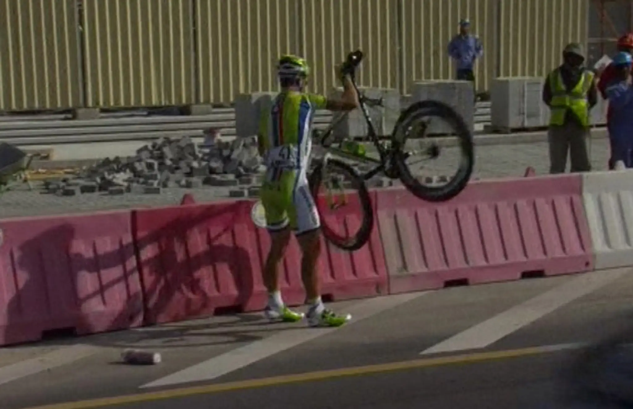 Sagan hodil bicykel o ochranný múr