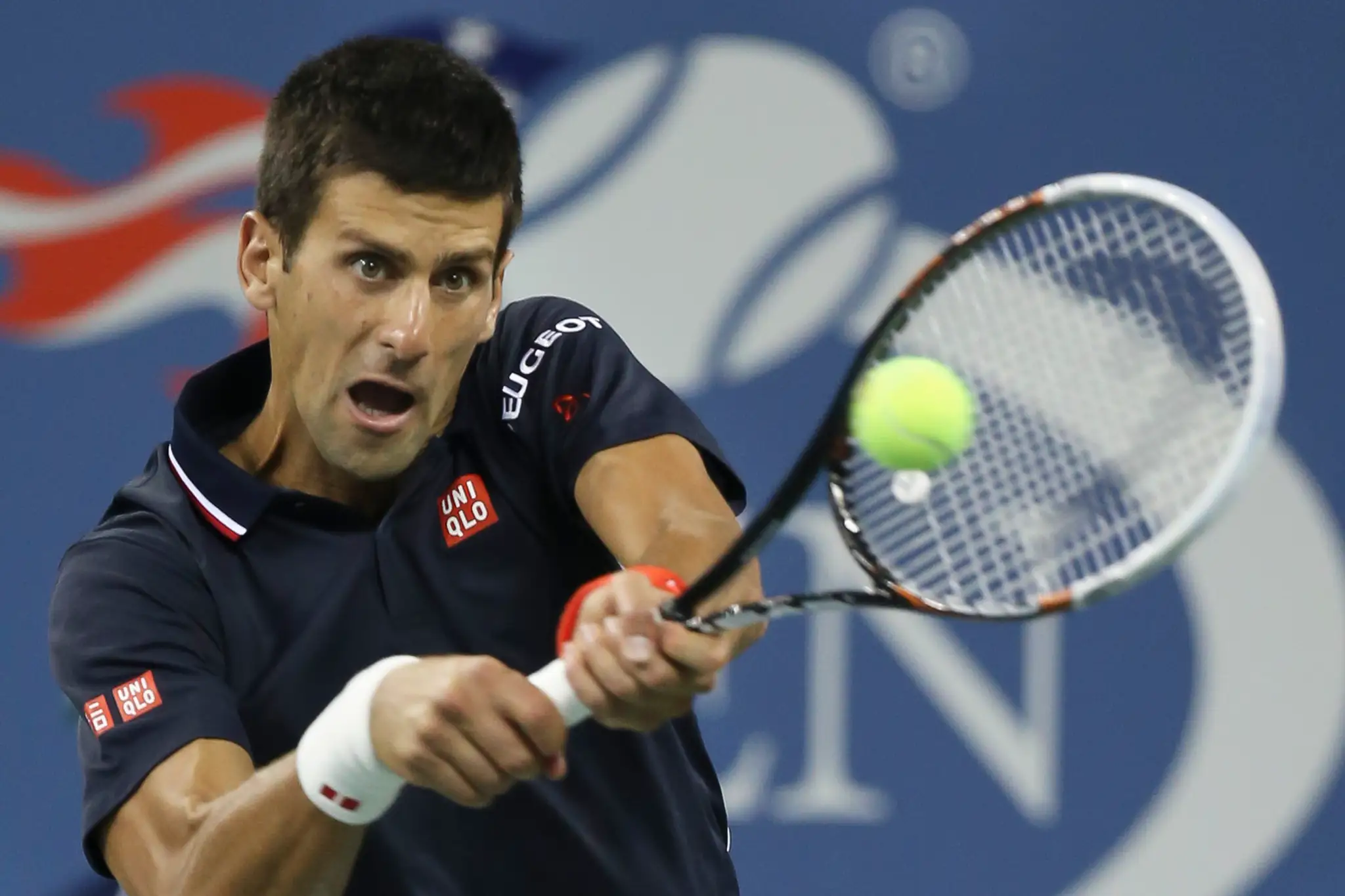 Novak Djokovič bojuje o postup do semifinále US Open s Andym Murraym.
