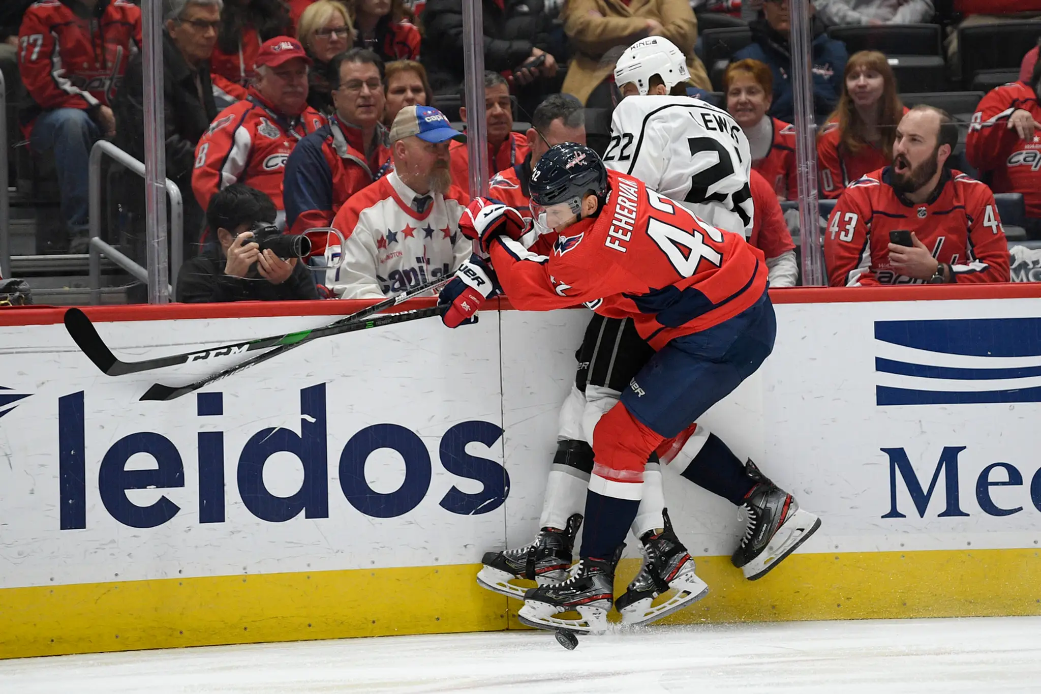 Martin Fehérváry a Trevor Lewis z Los Angeles Kings počas zápasu zámorskej NHL.