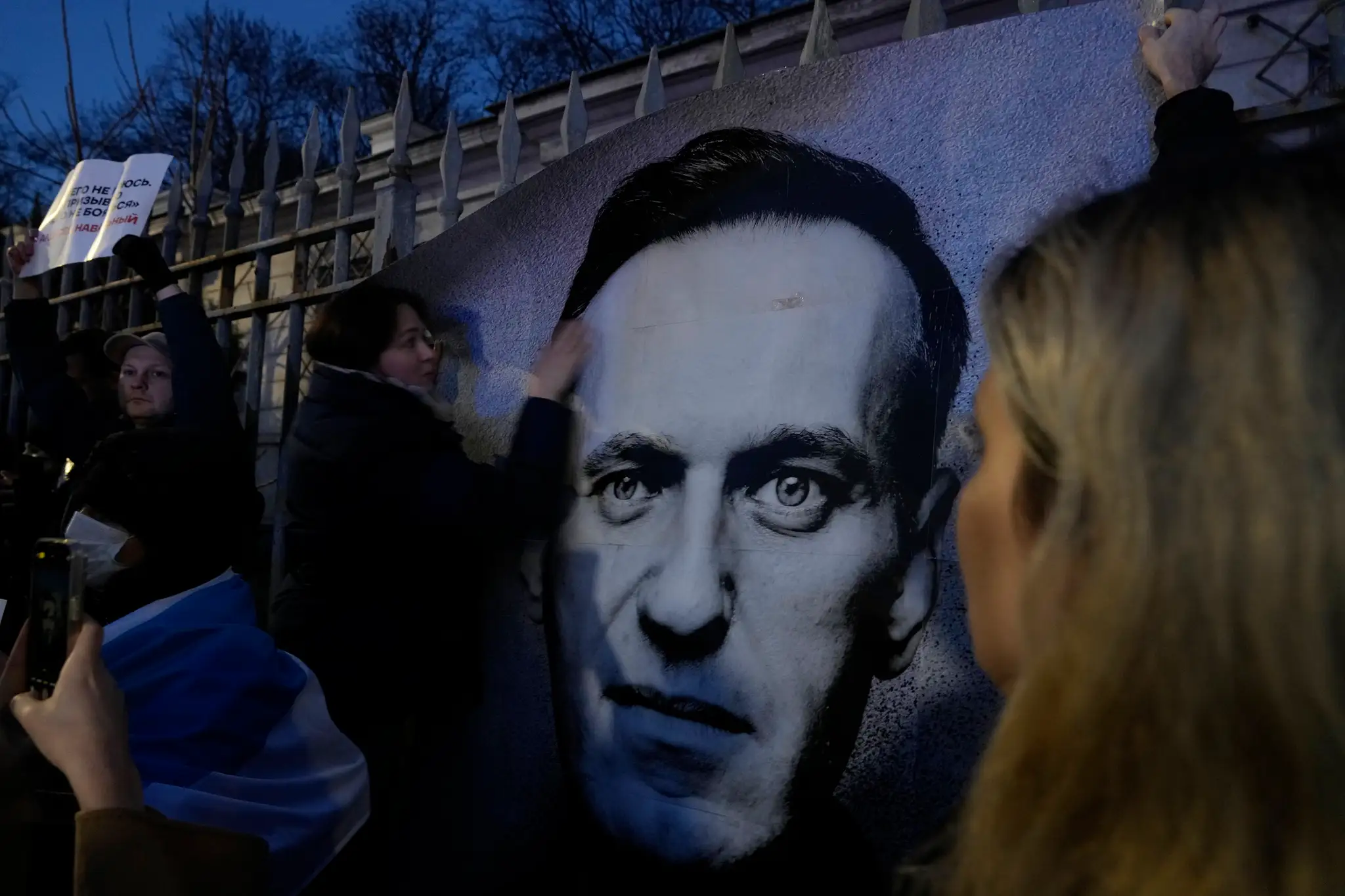 Ľudia sa zhromaždili pred ruským veľvyslanectvom vo Varšave na protest proti úmrtiu ruského opozičného lídra Alexeja Navaľného.