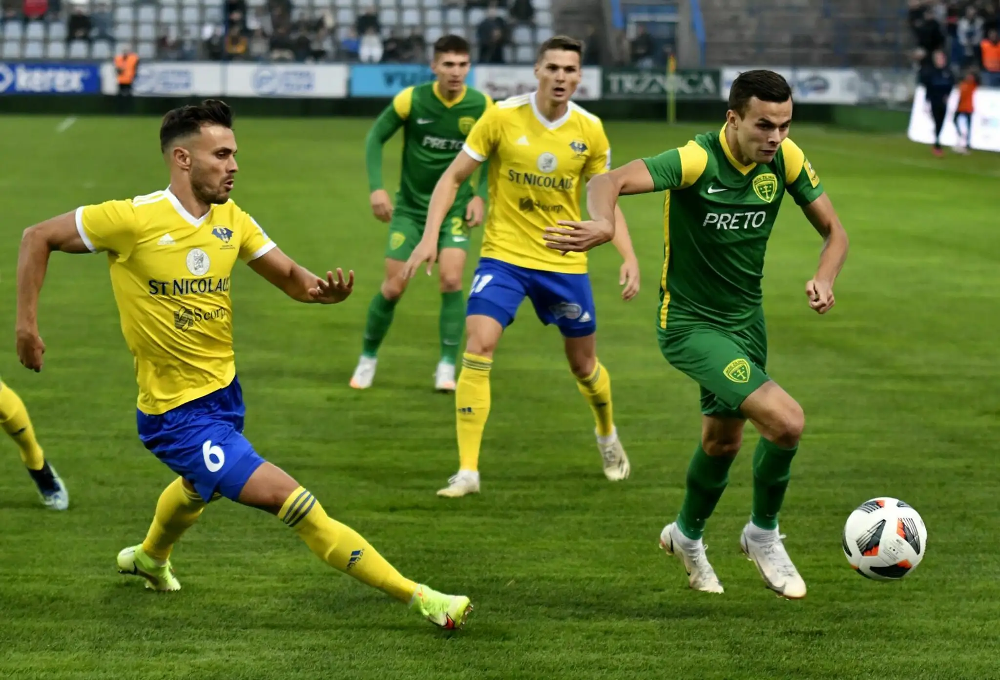 Alfonso Artabe v súboji s Branislavom Slukom.
