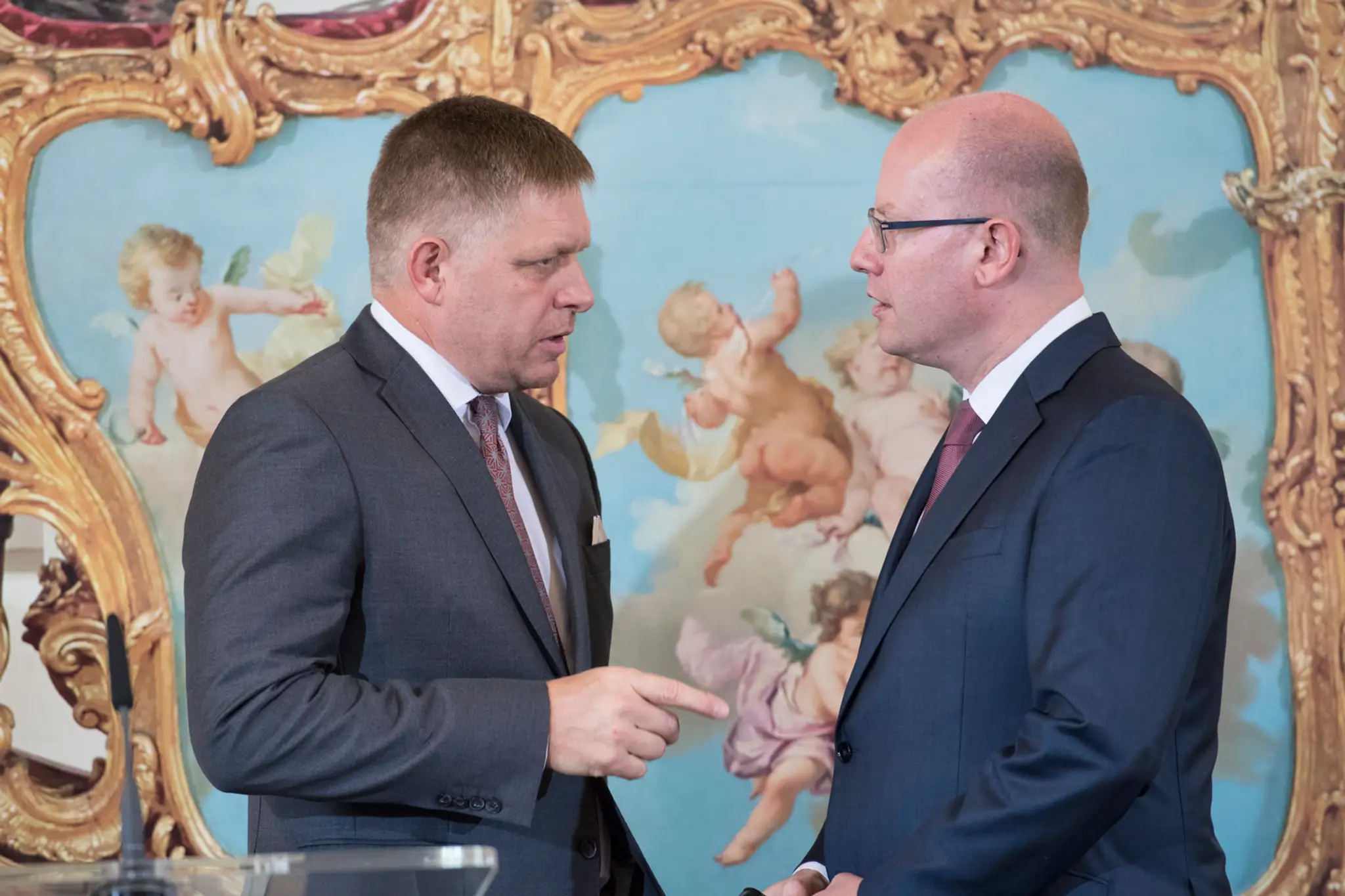 remiér Českej republiky Bohuslav Sobotka (vpravo) a predseda vlády SR Robert Fico. 