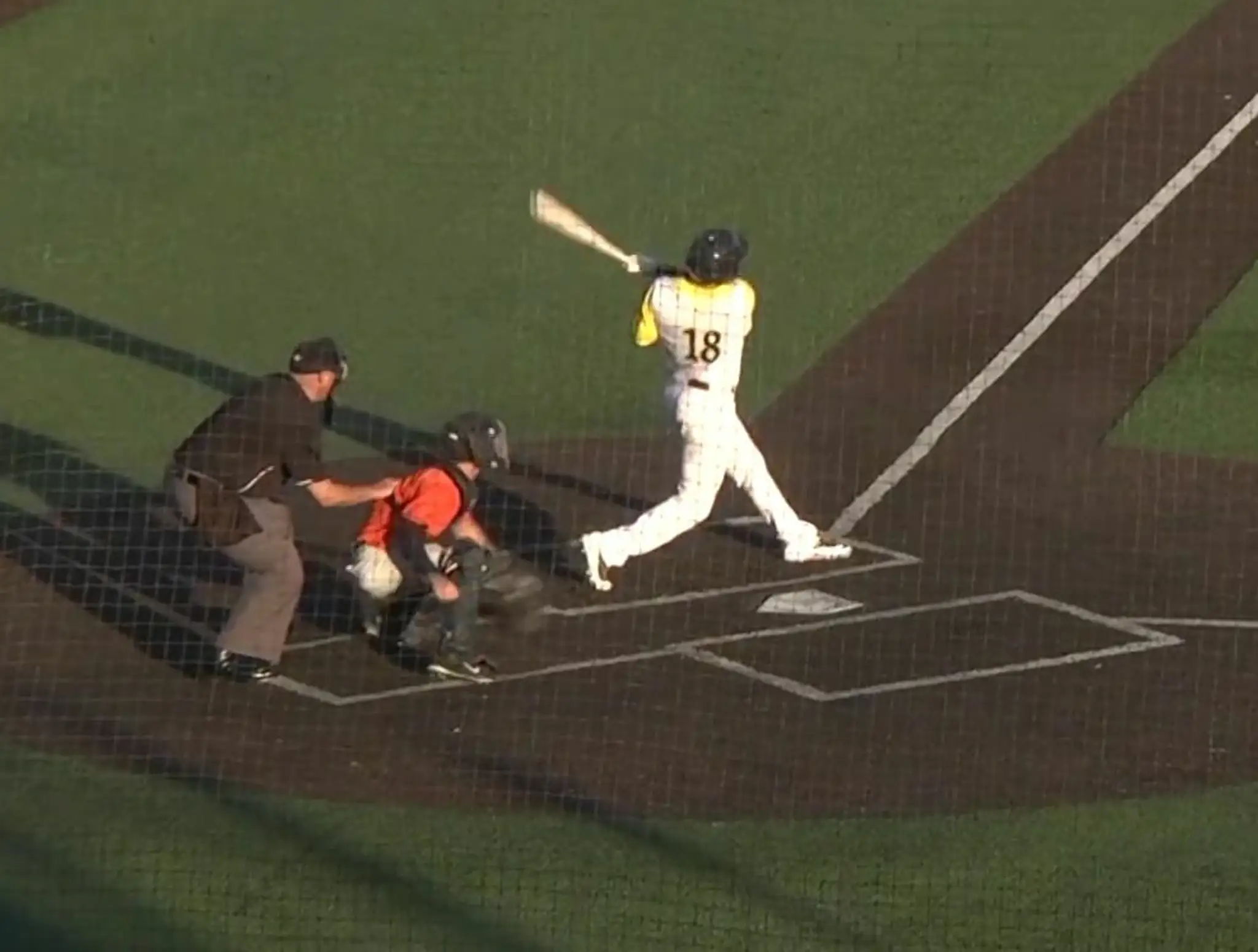 Brandon Thomas odpálil homerun do vlastného auta.