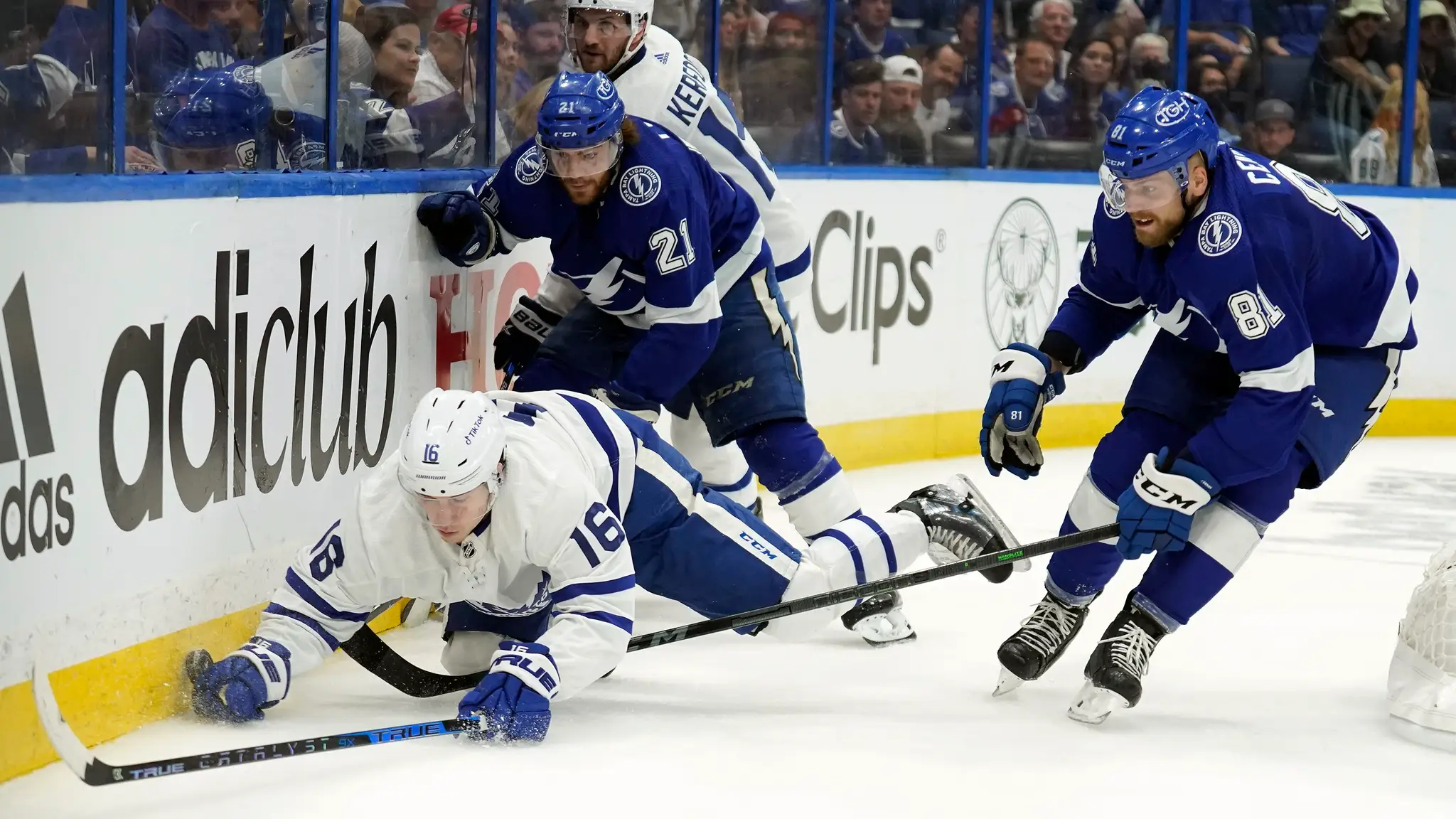 Na snímke vpravo slovenský obranca Tampy Erik Černák, vľavo dole útočník Toronta Mitchell Marner.