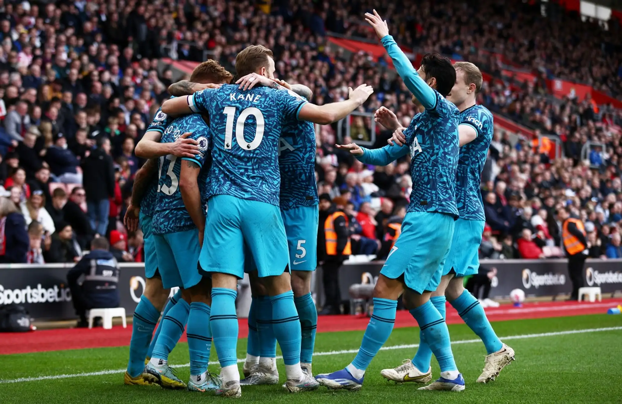 Hráči Tottenhamu sa radujú po góle