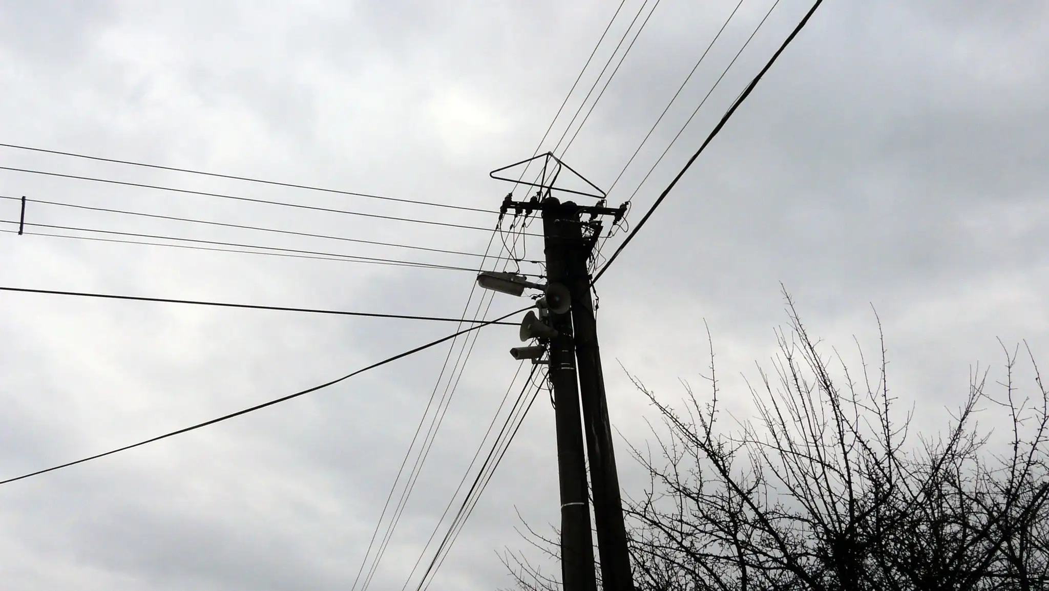 Na snímke elektrický stĺp.