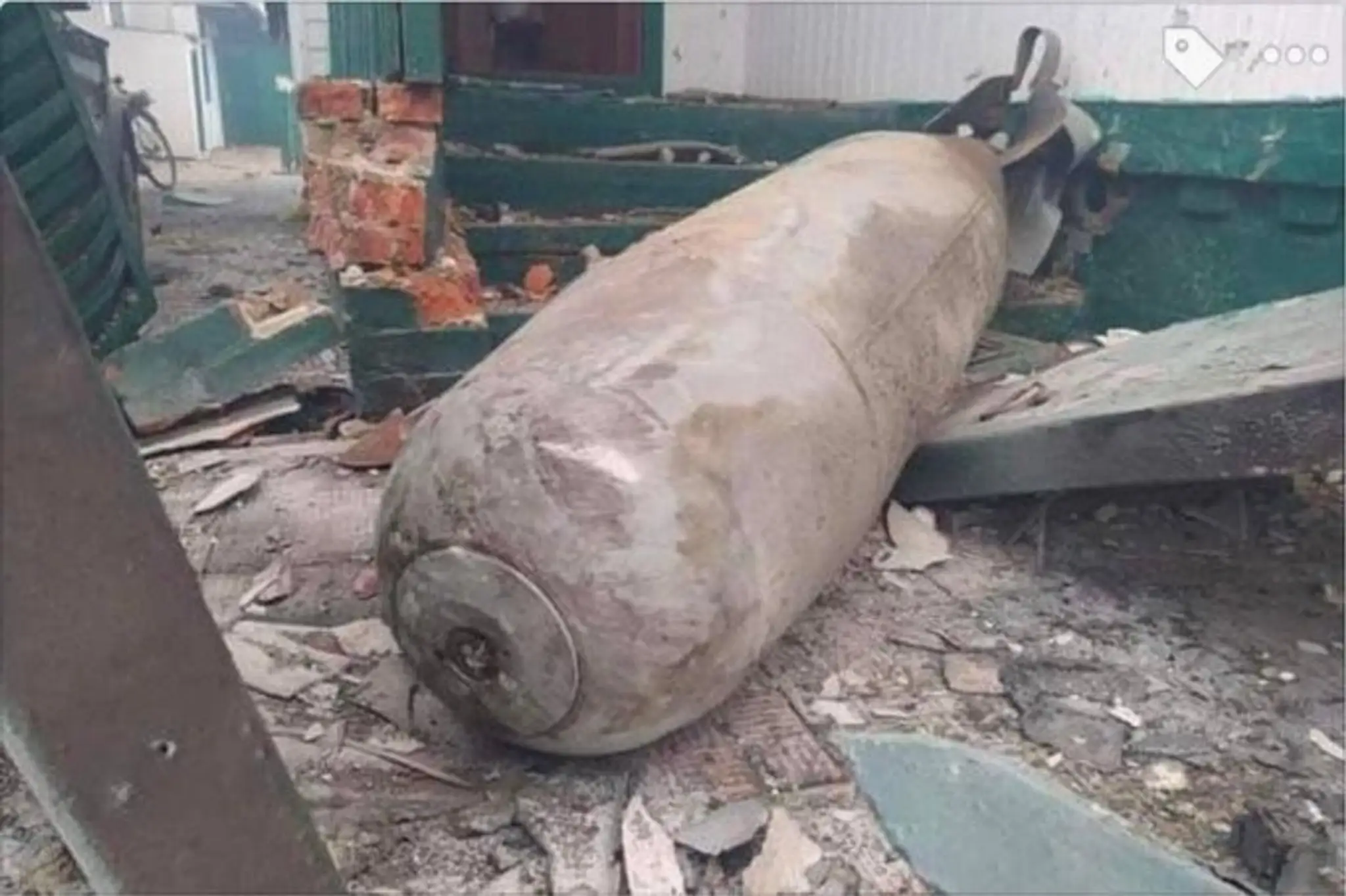 Nevybuchnutá poltonová bomba.