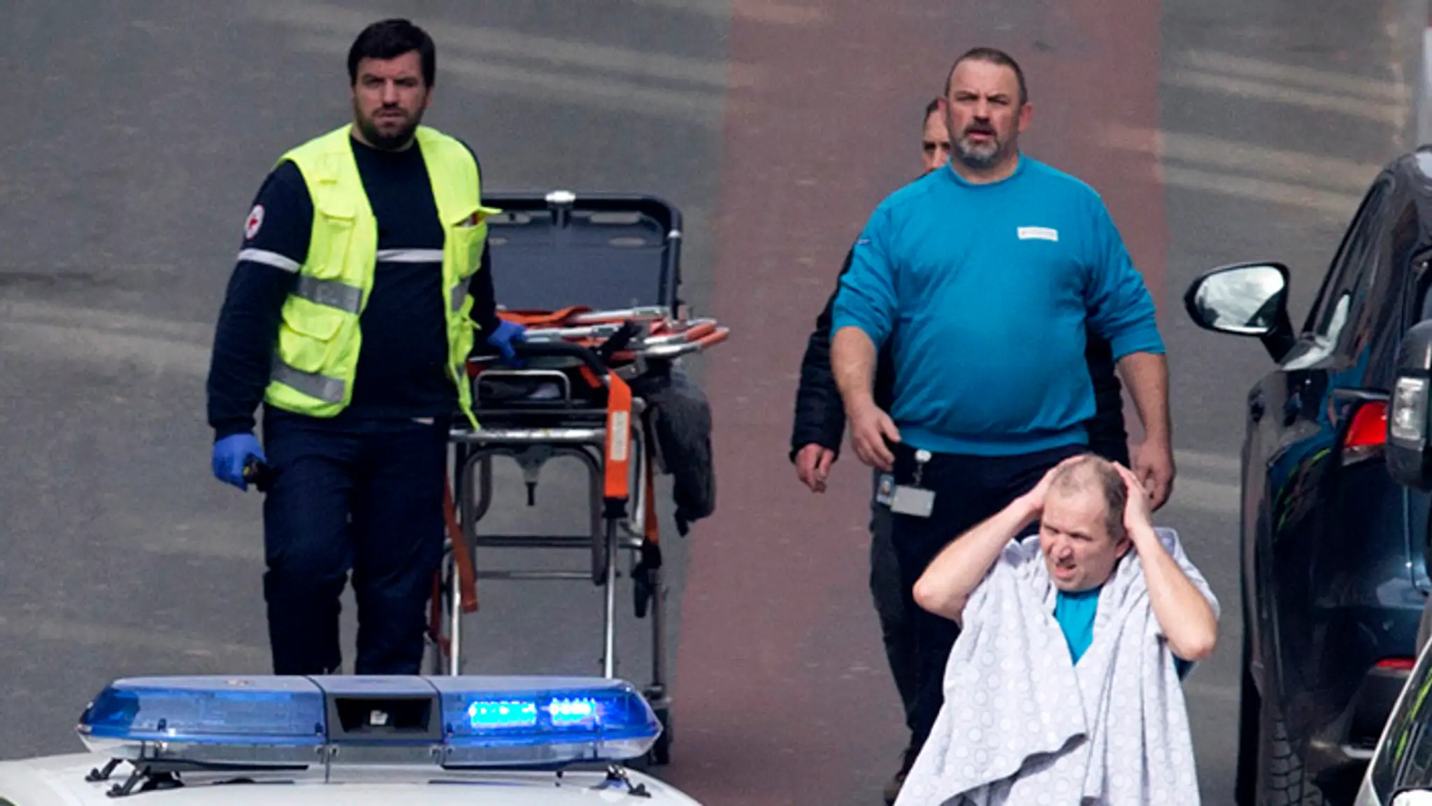 Záchranári a cestujúci po výbuchu na bruselskom letisku Zaventem.