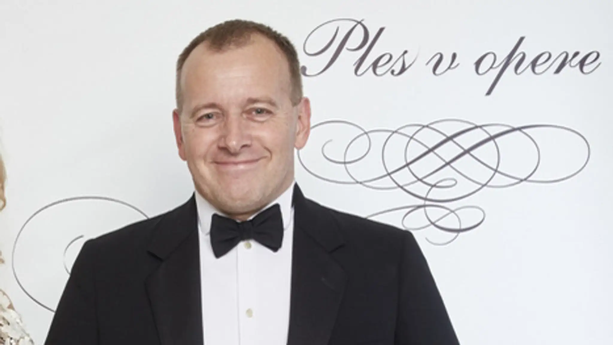 Prvé zábery na moderátorku Plesu v opere. Jej róba je veľkolepá