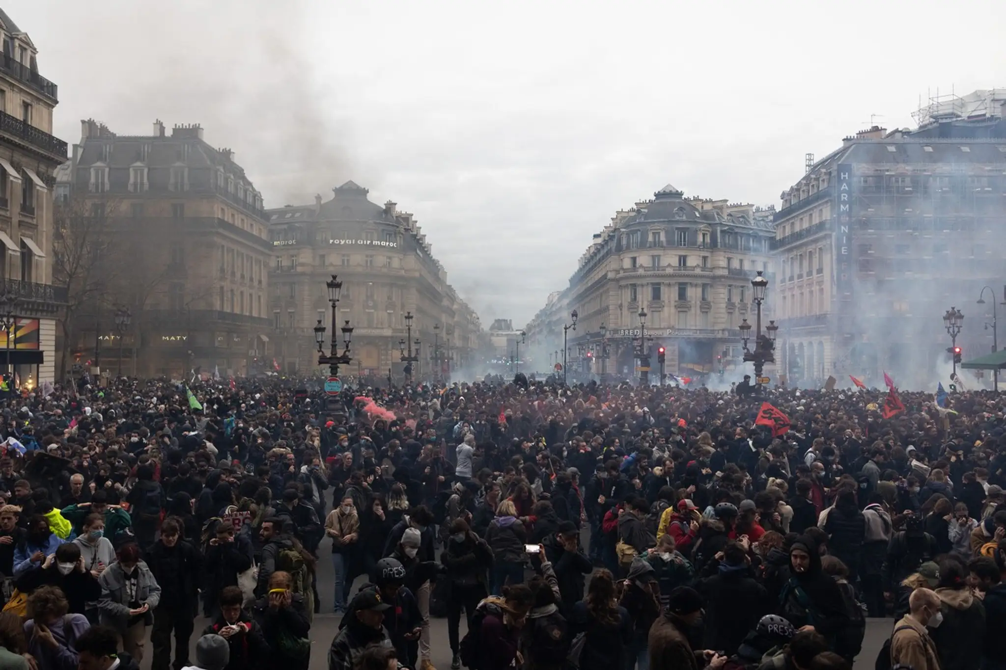 Protestujúci dav sa po pochode Parížom zhromaždil na námestí.