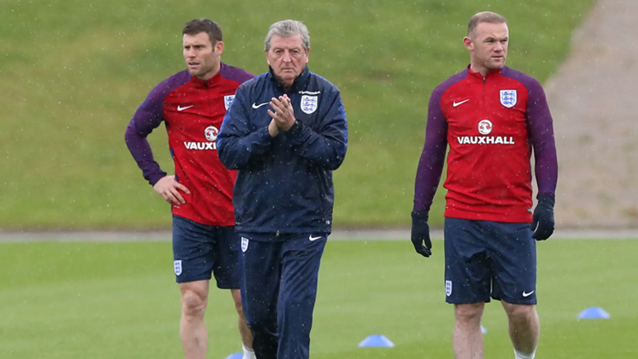 Tréner Anglicka Roy Hodgson s hráčmi Jamesom Milnerom a Wayneom Rooneym počas prípravného kempu pred ME.