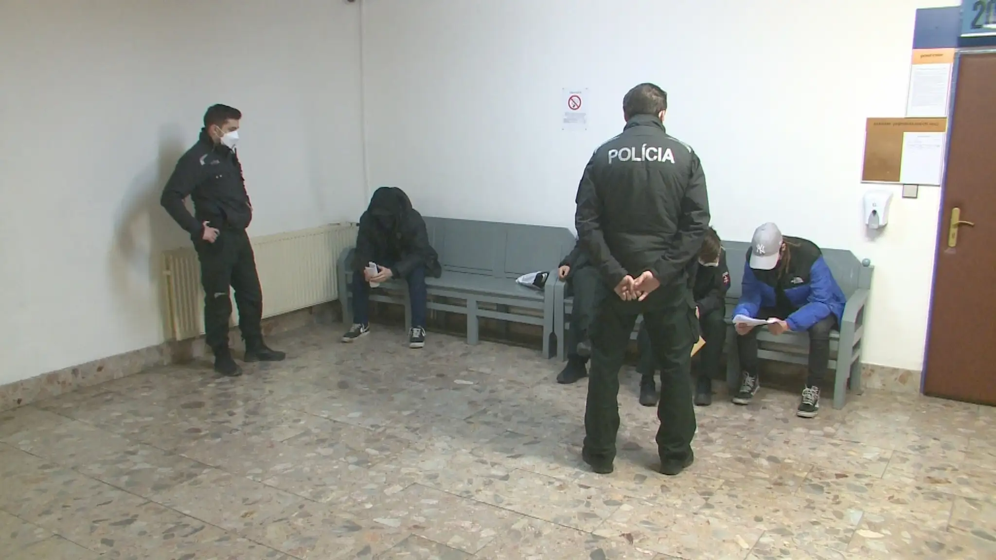 Obvinení muži, ktorí napadli 22-ročného mladíka v Prešove.