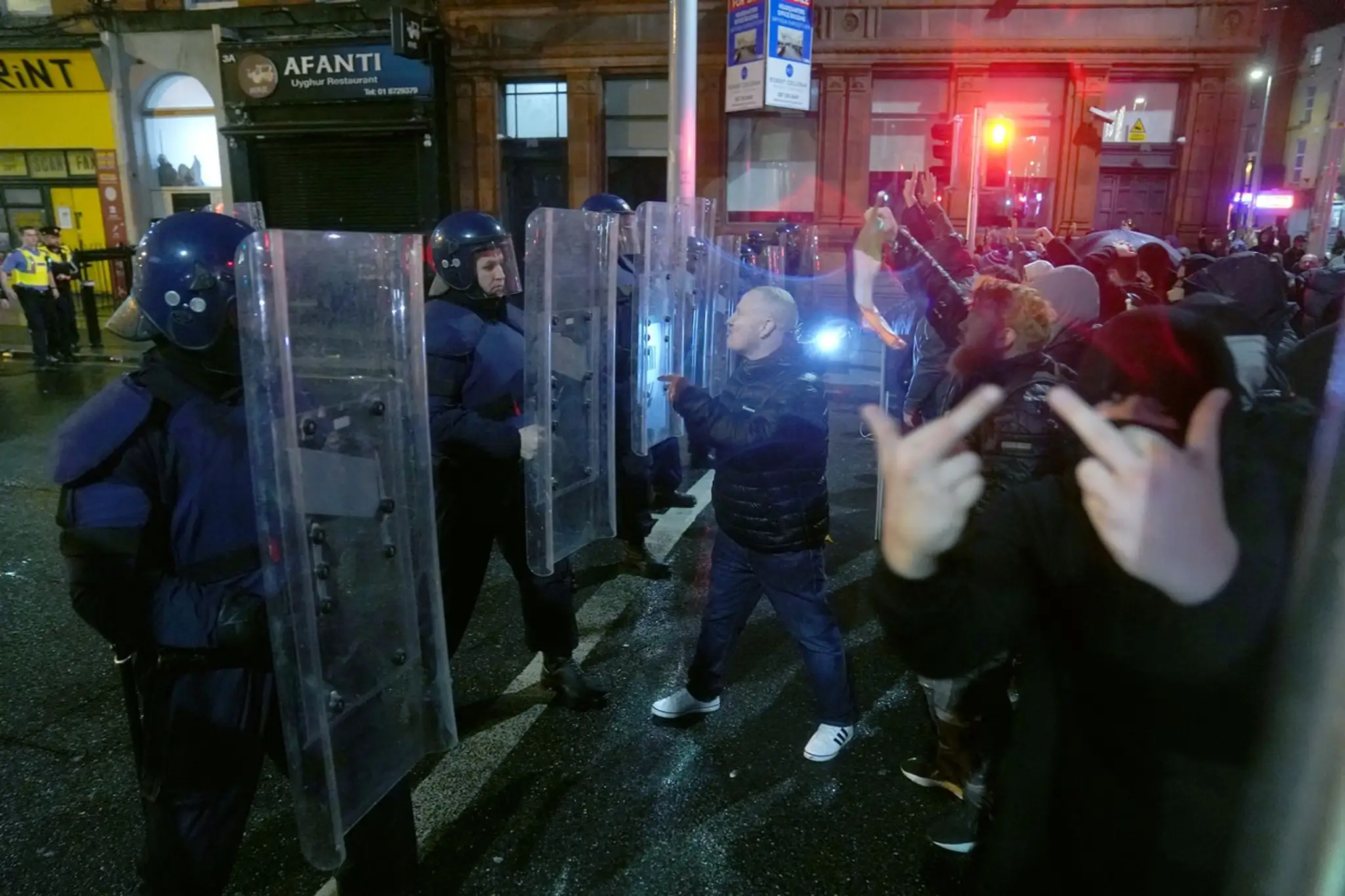 Pri stretoch s protestujúcim davom utrpeli zranenia viacerí policajti.