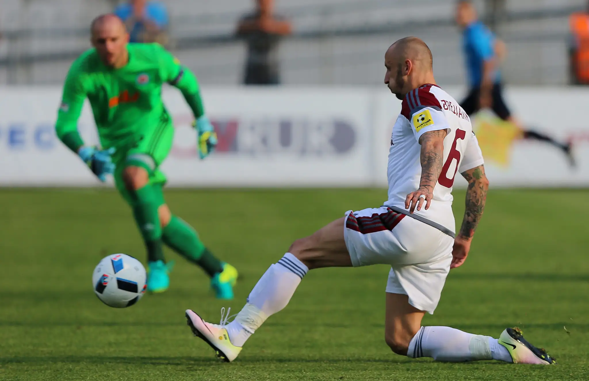 Na snímke vpravo Michal Breznaník (Podbrezová) strieľa gól na 2:0
