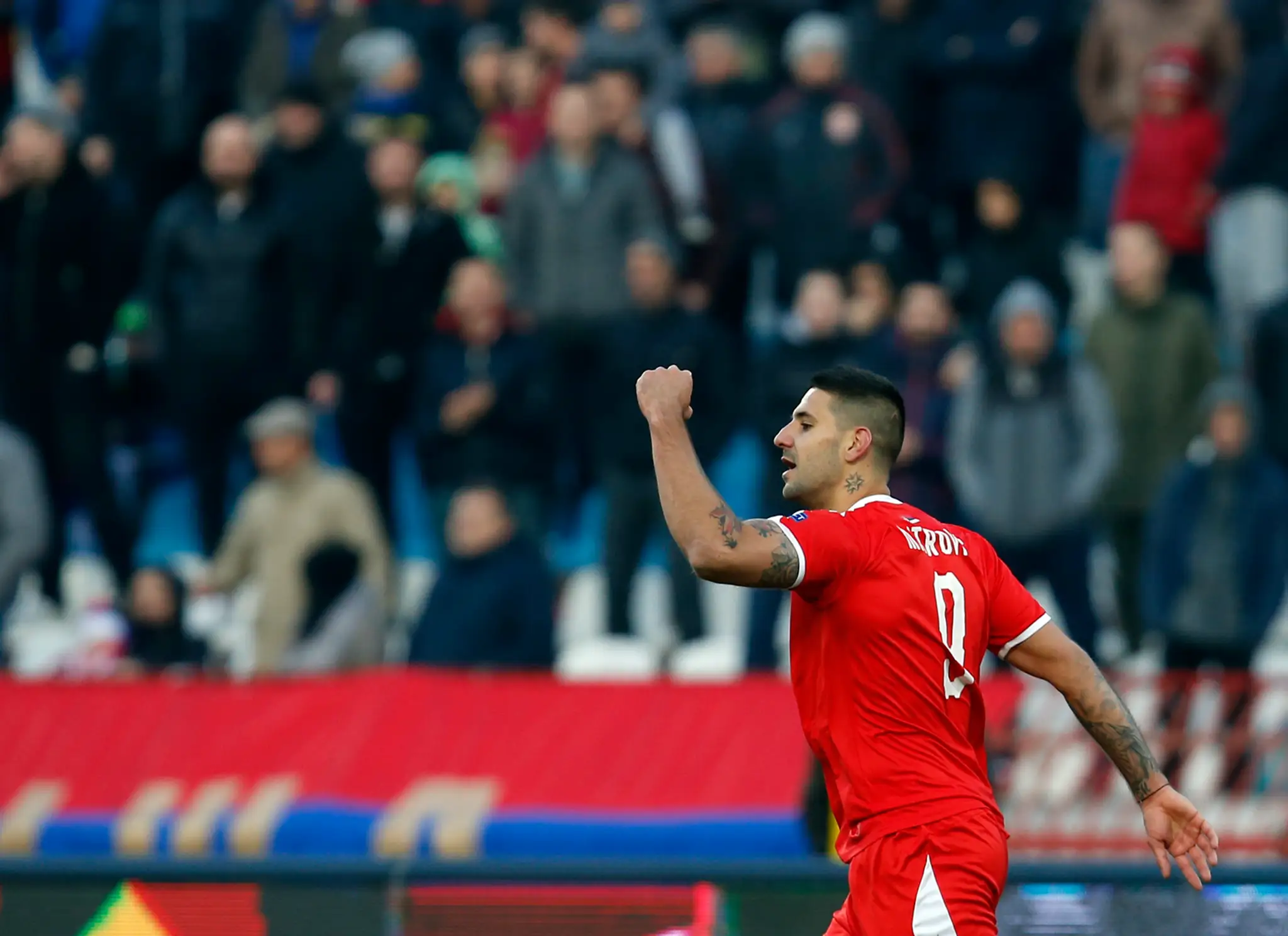 Srb Aleksandar Mitrovič v dueli Ligy národov proti Čiernej Hore.