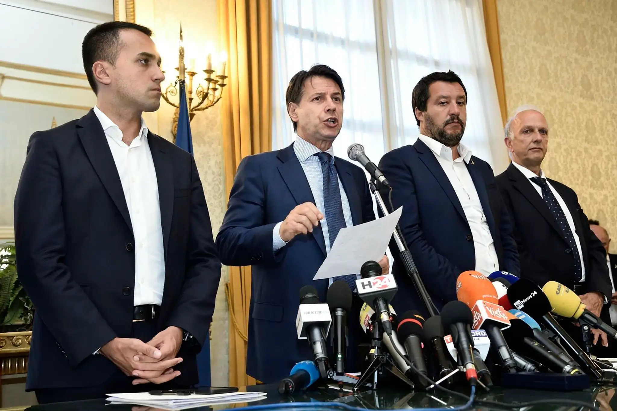 Taliansky vicepremiér Luigi Di Maio, premiér Giuseppe Conte, minister vnútra Matteo Salvini a minister školstva  Marco Bussetti 