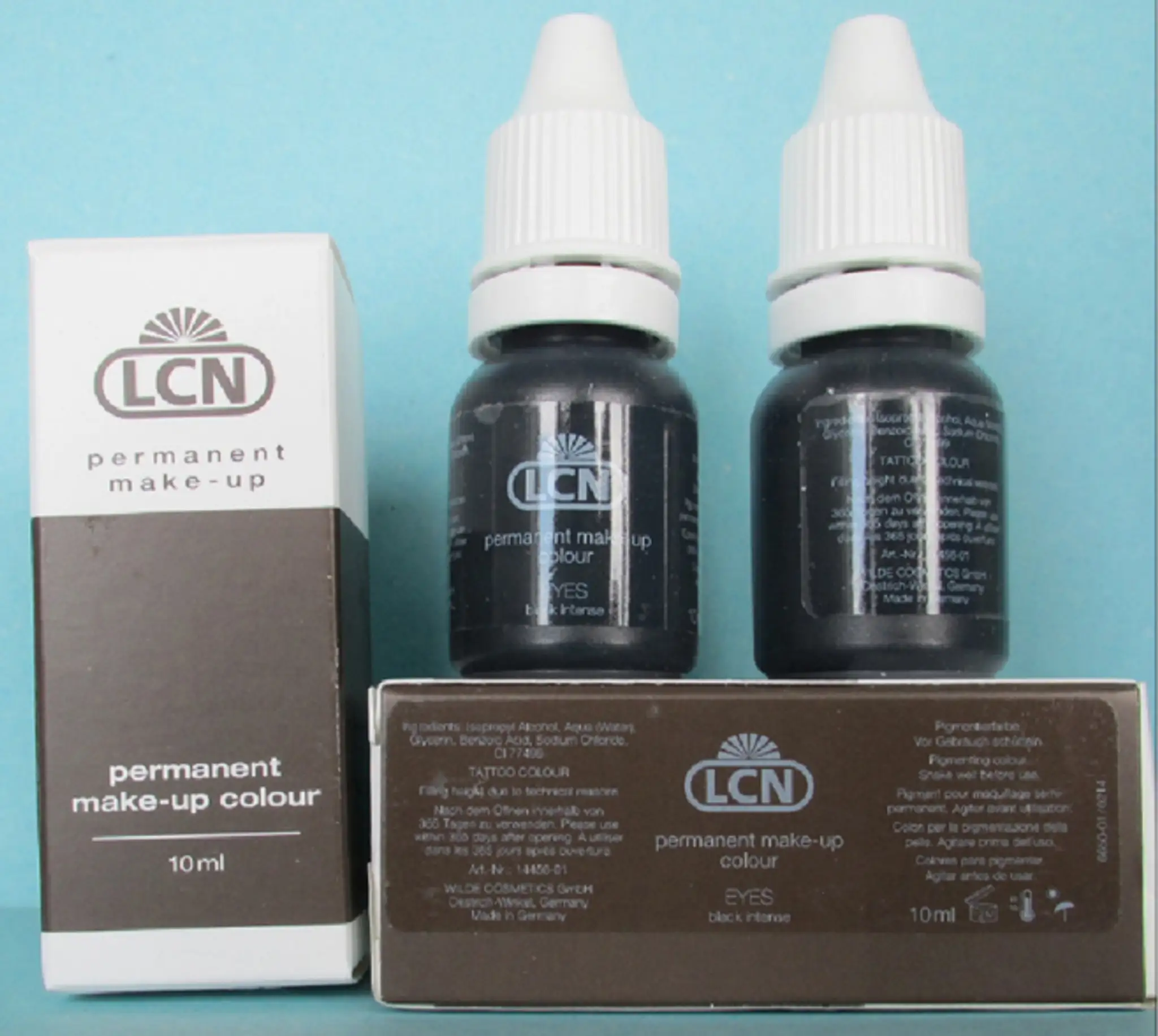 Na snímke permanentný make-up EYES black intense značky LCN z Nemecka