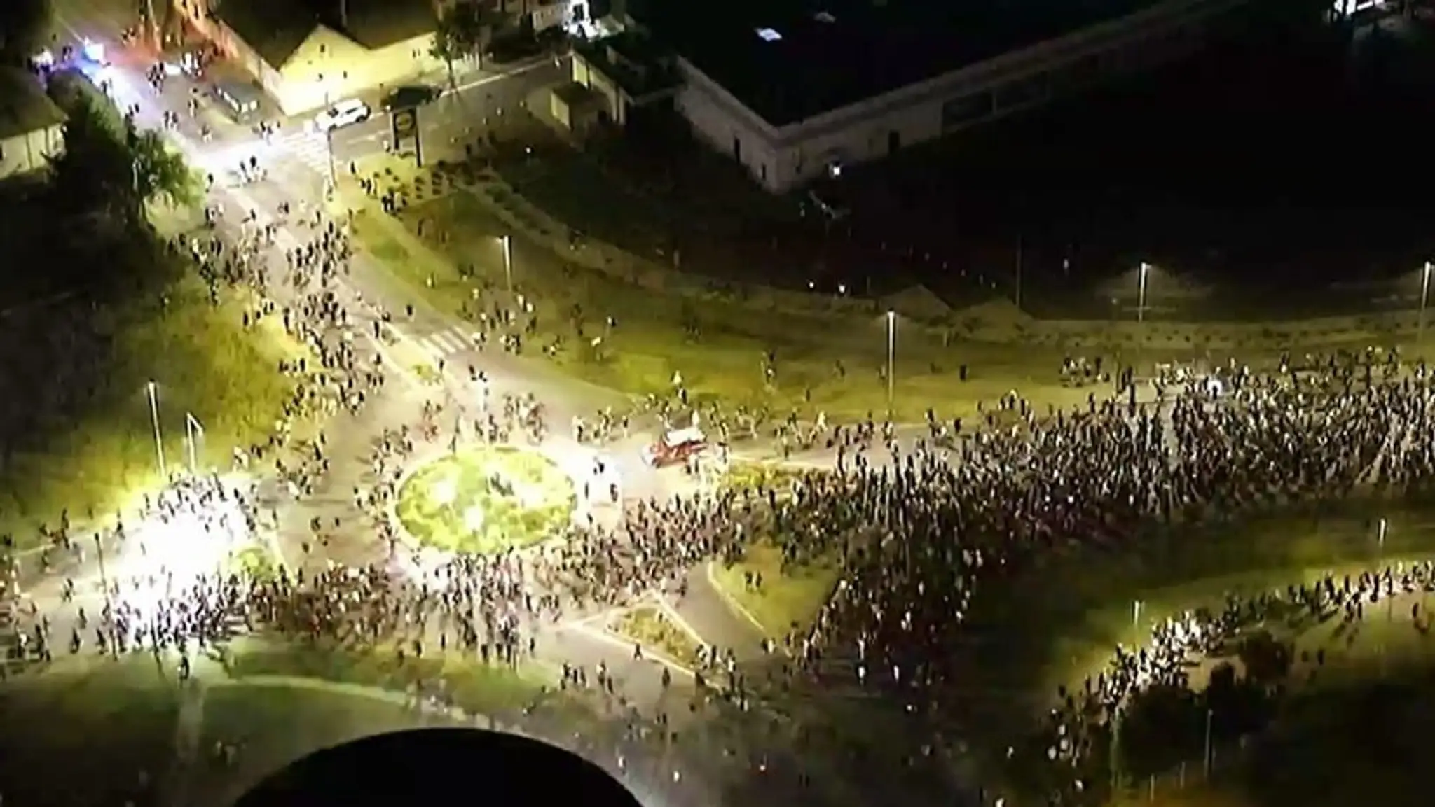 Fanúšikovia odchádzajú po koncerte AC/DC. 
