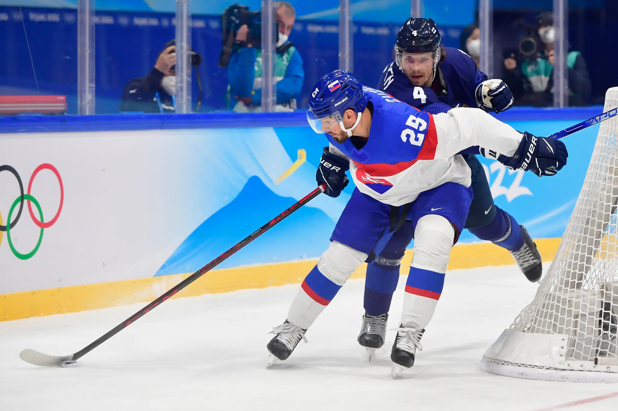 Zľava Peter Zuzin a Mikko Lehtonen (Fínsko) v semifinále ZOH 2022.