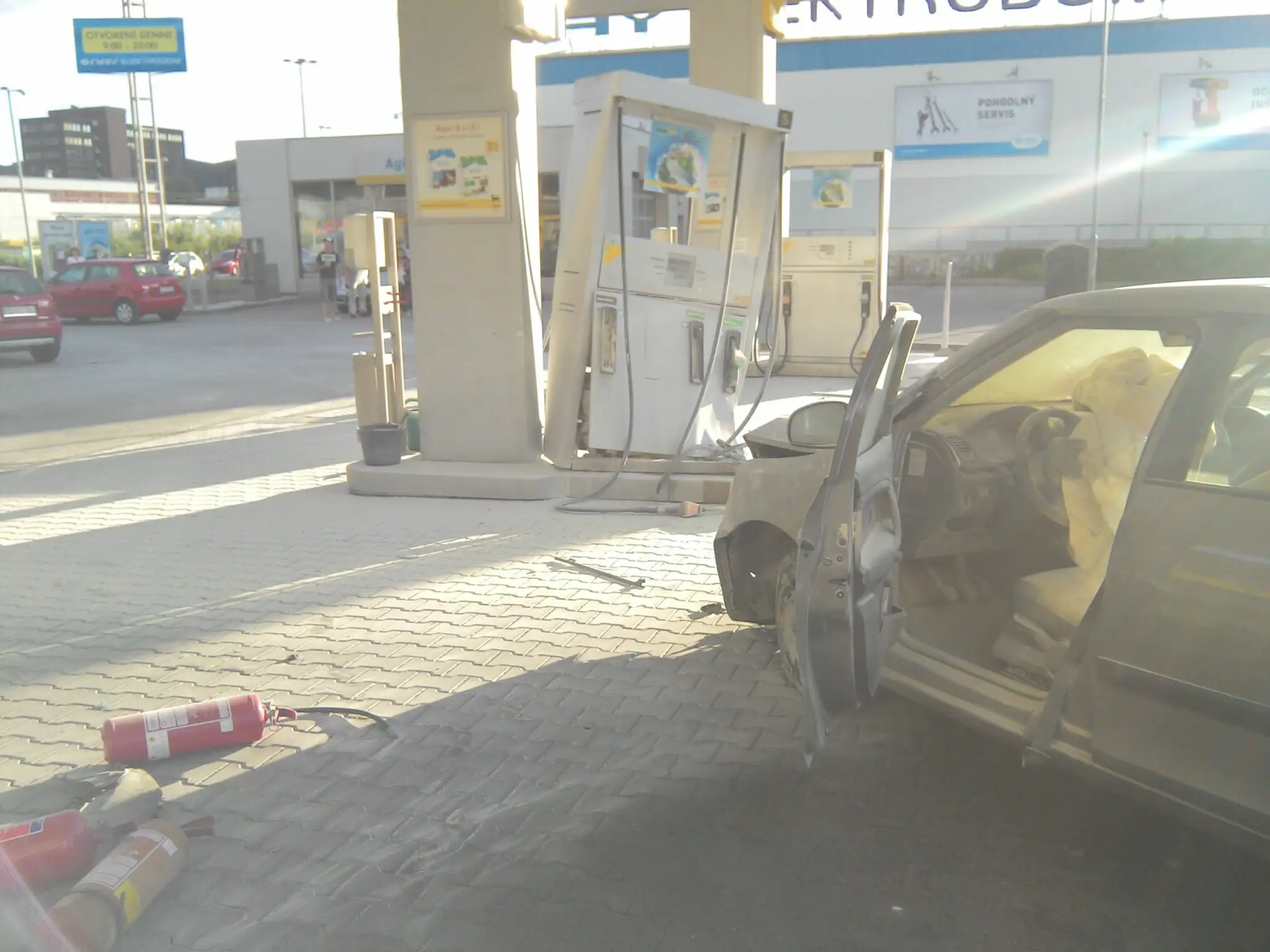 Auto narazilo na stojana na pumpe