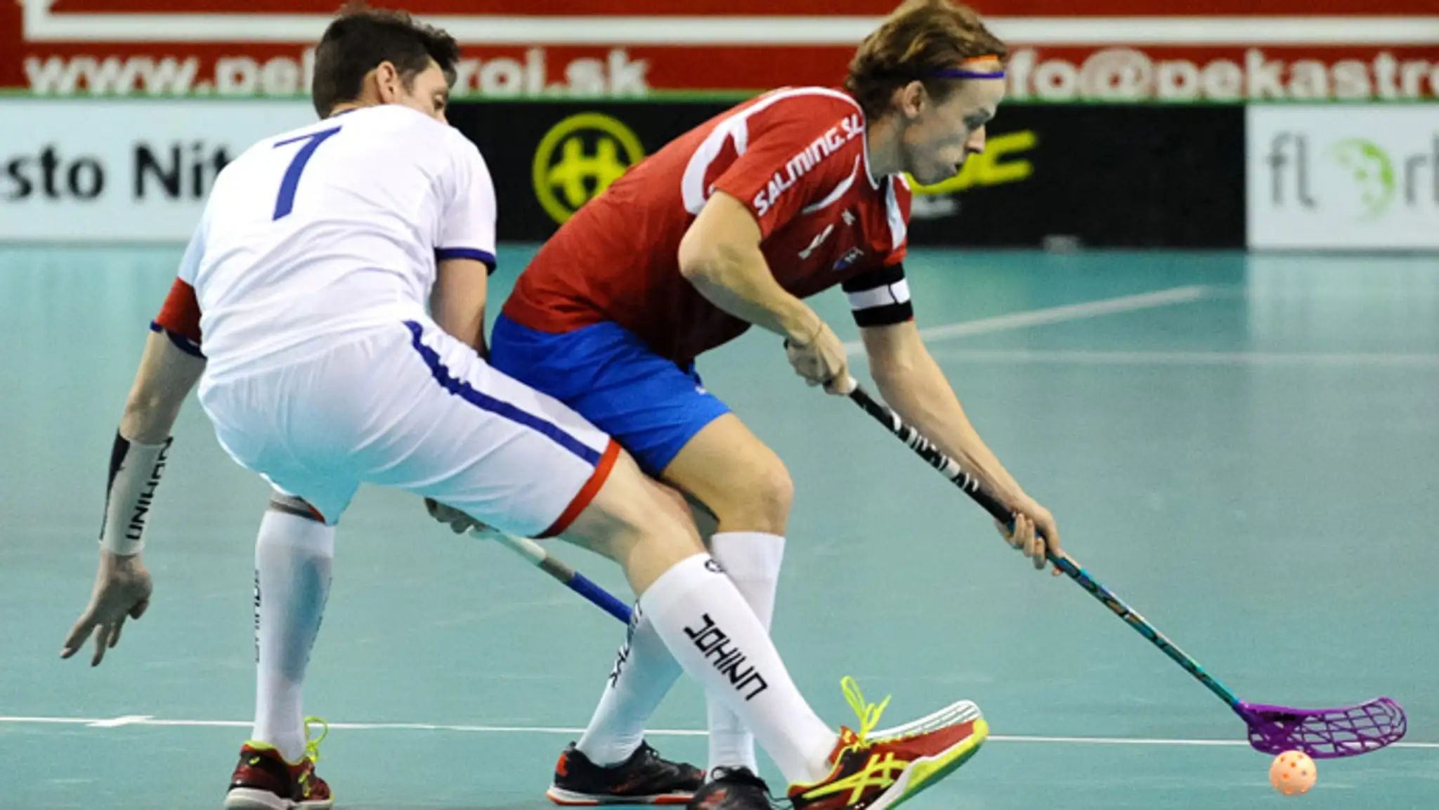 Vľavo Manaure Russo (Francúzko) a Lukáš Řezanina v zápase kvalifikácie na MS 2016 vo florbale 