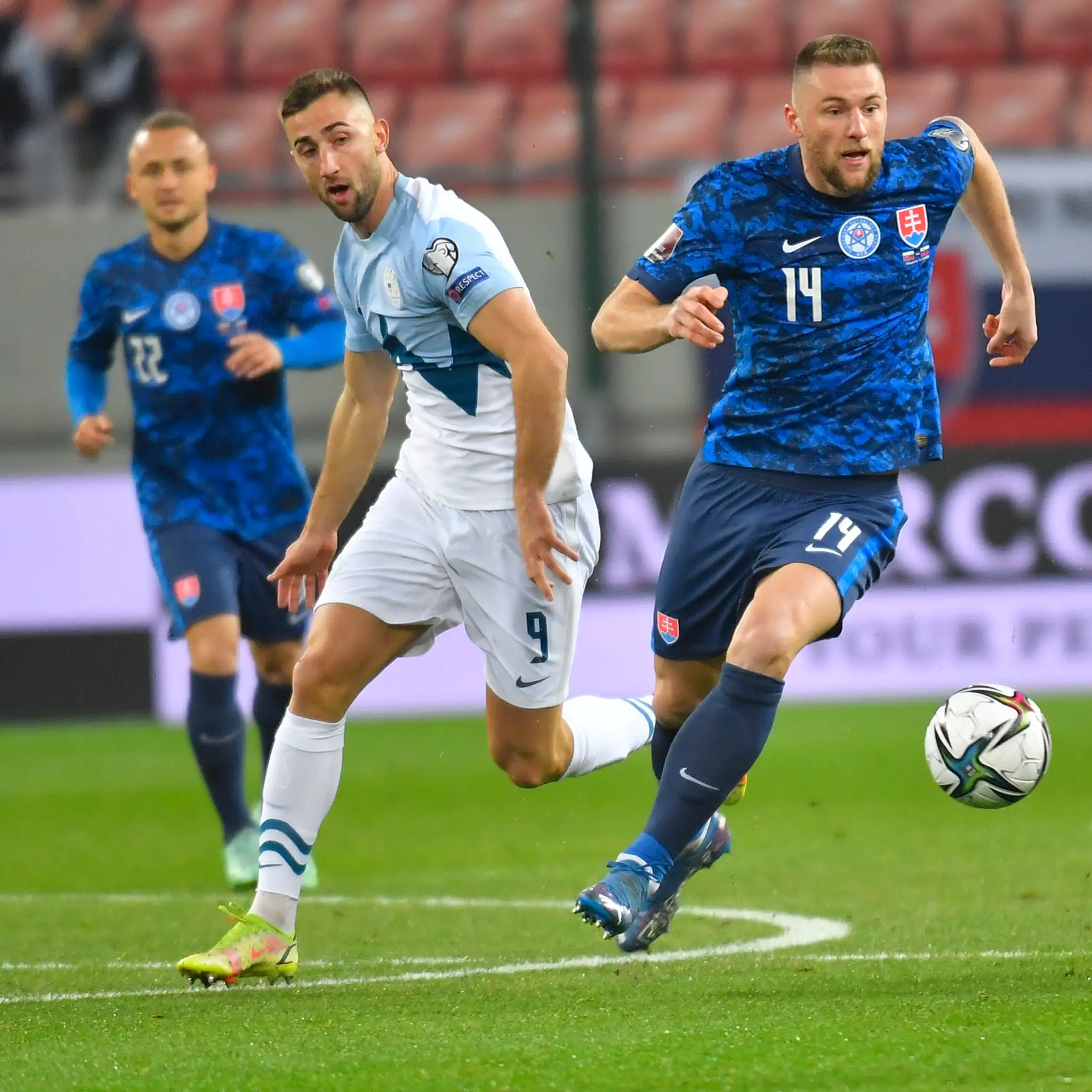 Slovinec Andraž Šporar (v strede) v obkľúčení Milana Škriniara (vľavo) a Stanislava Lobotku v kvalifikácii MS 2022.