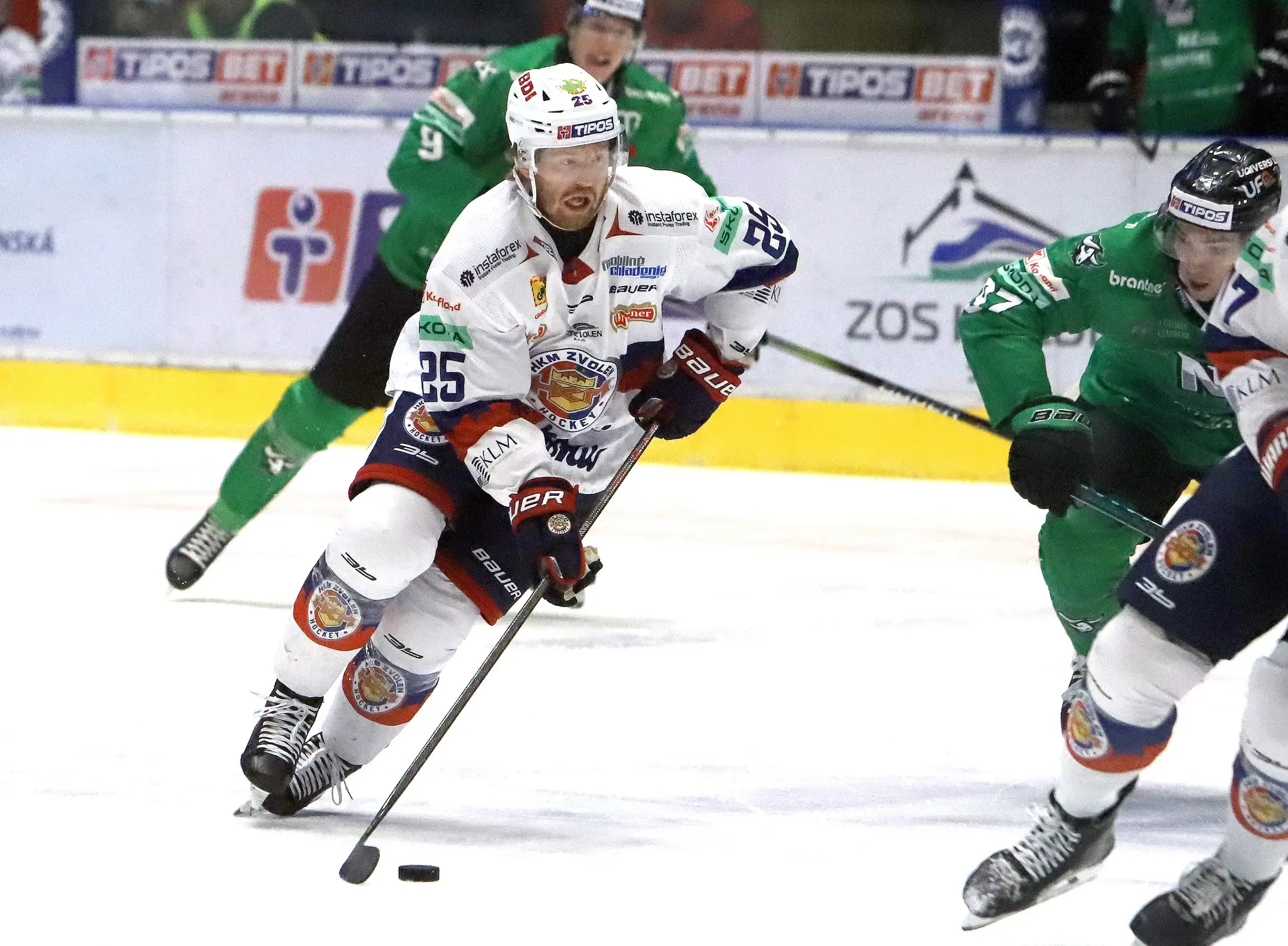 Kyle Olson (Zvolen) korčuľuje s pukom  počas zápasu 13. kola Tipos extraligy HKM Zvolen - HC Nové Zámky